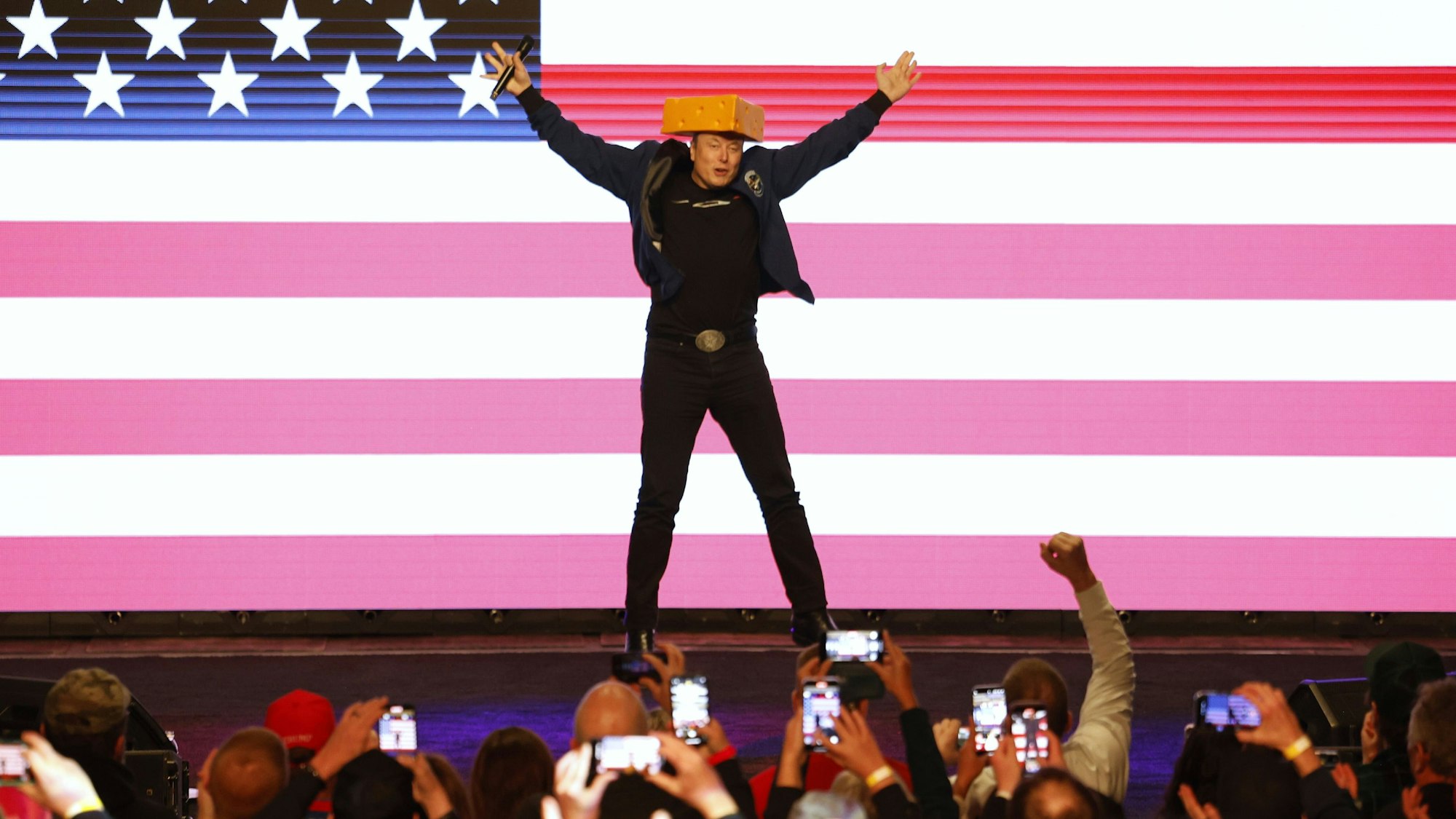 Elon Musk betritt die Bühne mit einem Käsehut während einer Bürgerversammlung vor den Wahlen des Obersten Gerichts im US-Bundesstaat Wisconsin.