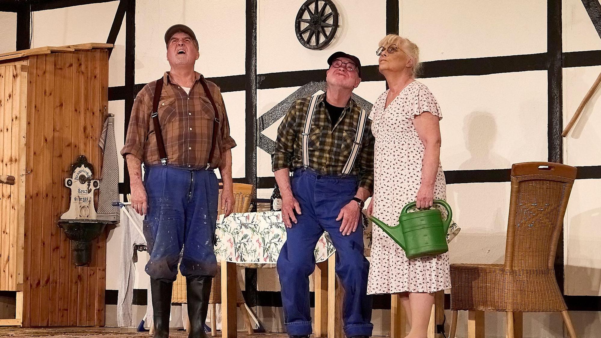 Drei Darsteller der Theaterfreunde Hellenthal bei der Aufführung in der Hellenthaler Grenzlandhalle.