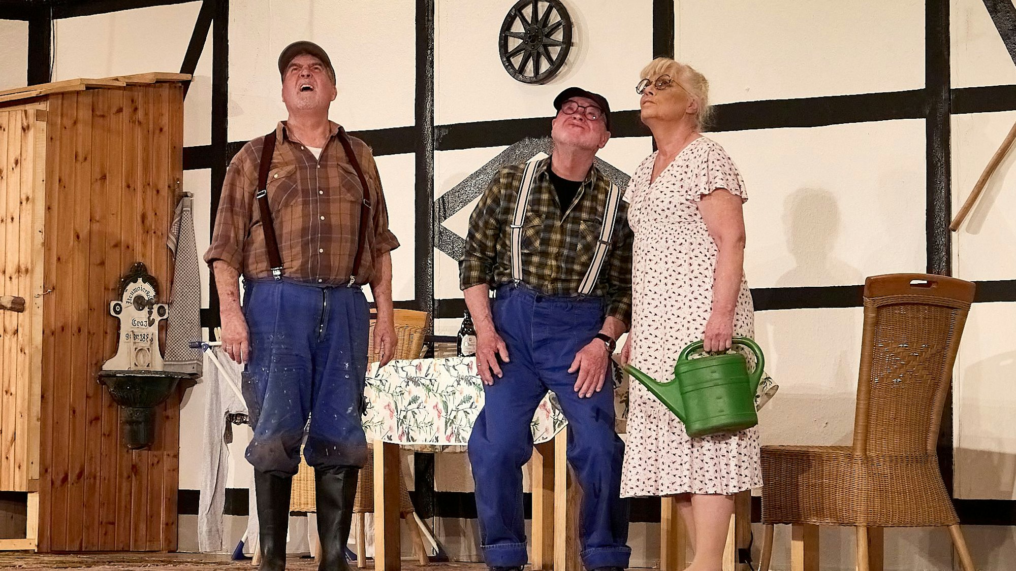 Drei Darsteller der Theaterfreunde Hellenthal bei der Aufführung in der Hellenthaler Grenzlandhalle.