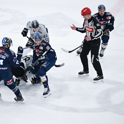 Die Spieler von Ingolstadt und von Köln kämpfen um den Puck.