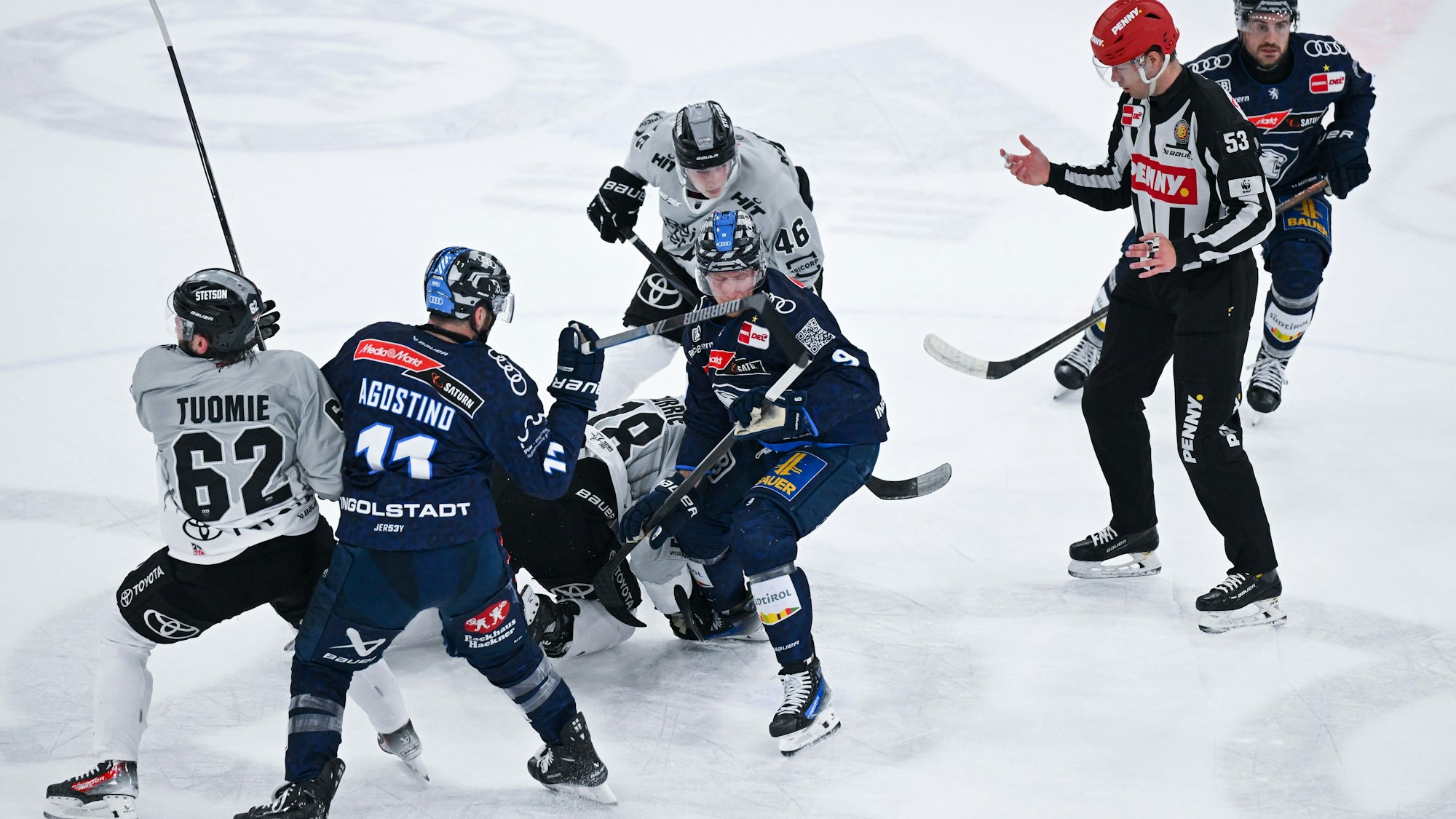 Die Spieler von Ingolstadt und von Köln kämpfen um den Puck.