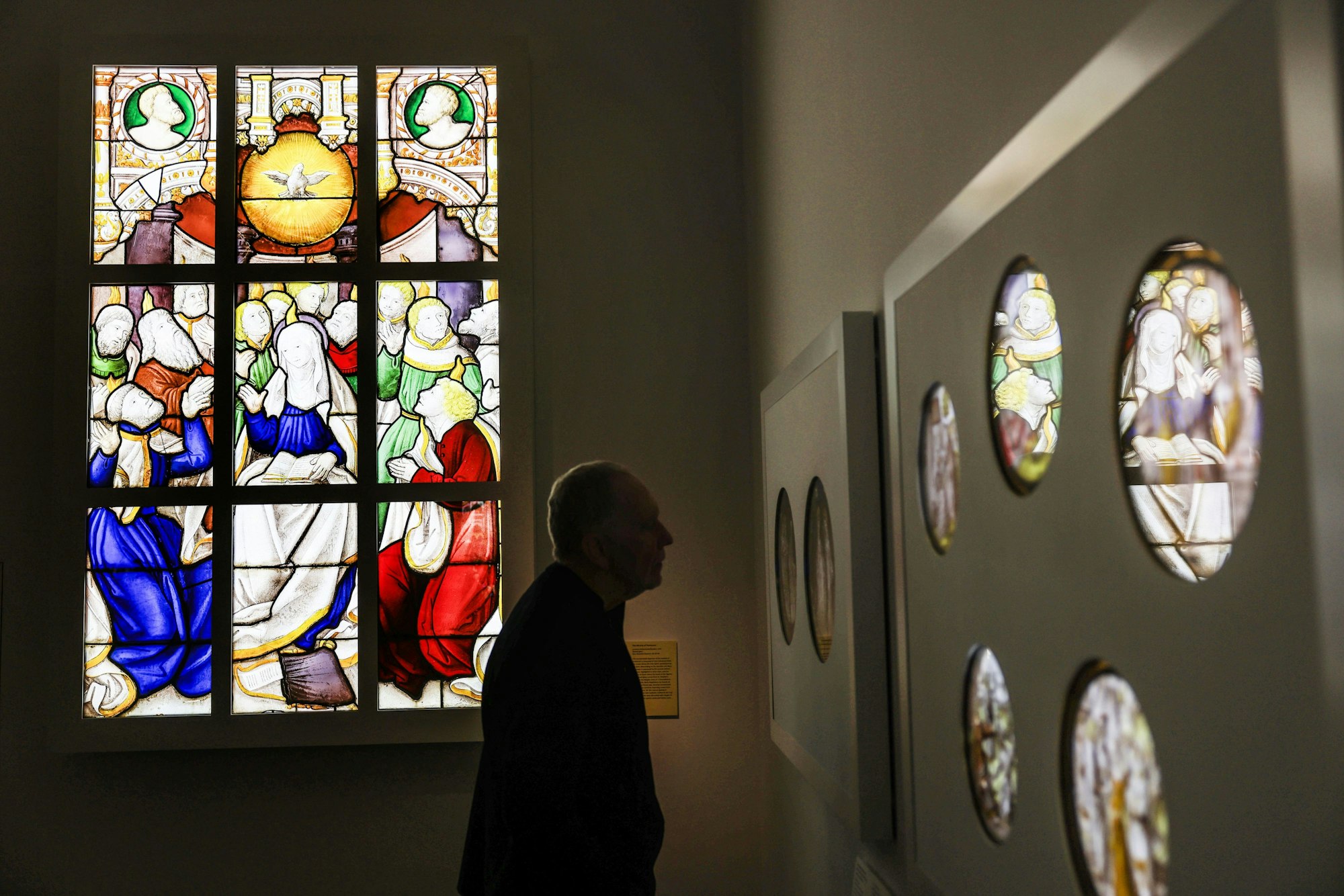 Die Glasmalerei „Pfingstwunder“ (l) hängt in der Ausstellung „Licht in dunklen Zeiten - Mittelalterliche Glasmalerei aus dem Khanenko Museum in Kiew“.