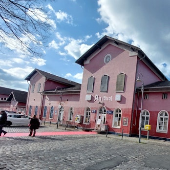 Das Bahnhofsgebäude in Au/Sieg soll wieder mit Leben erfüllt werden. Den roten Teppich zum Portal hatte der Kulturhafen Au am 1. April ausgerollt.