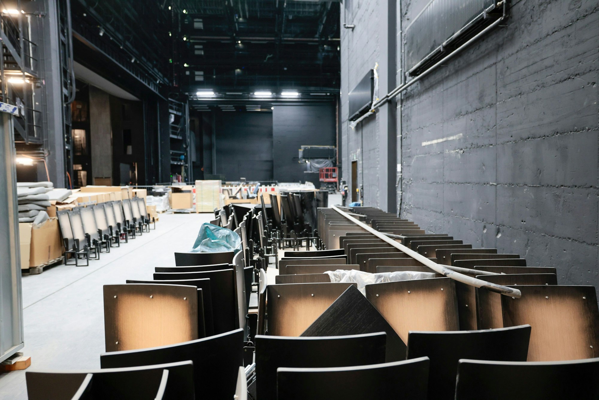 Im Schauspielhaus warten Stühle auf ihre Montage.
