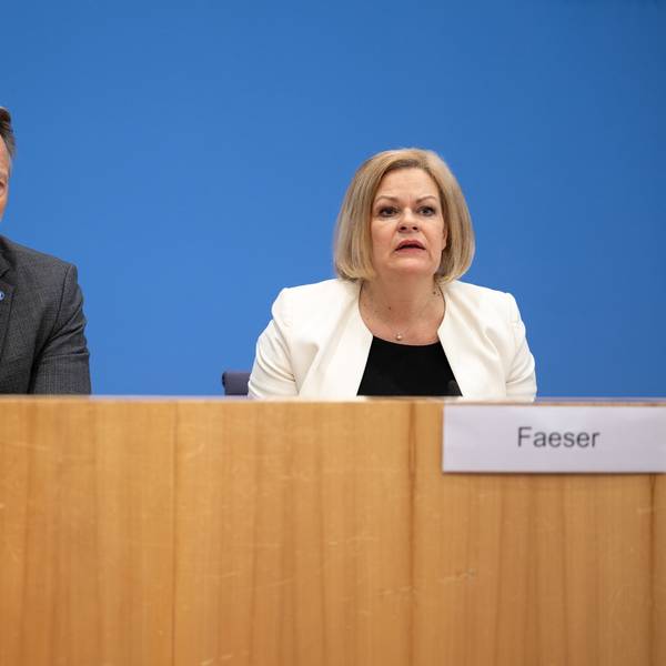 Nancy Faeser (r), geschäftsführende Bundesministerin des Innern und für Heimat, spricht während der Pressekonferenz zur Vorstellung der Polizeilichen Kriminalstatistik 2024. Links neben ihr sitzt Holger Münch, Präsident des Bundeskriminalamtes (BKA).