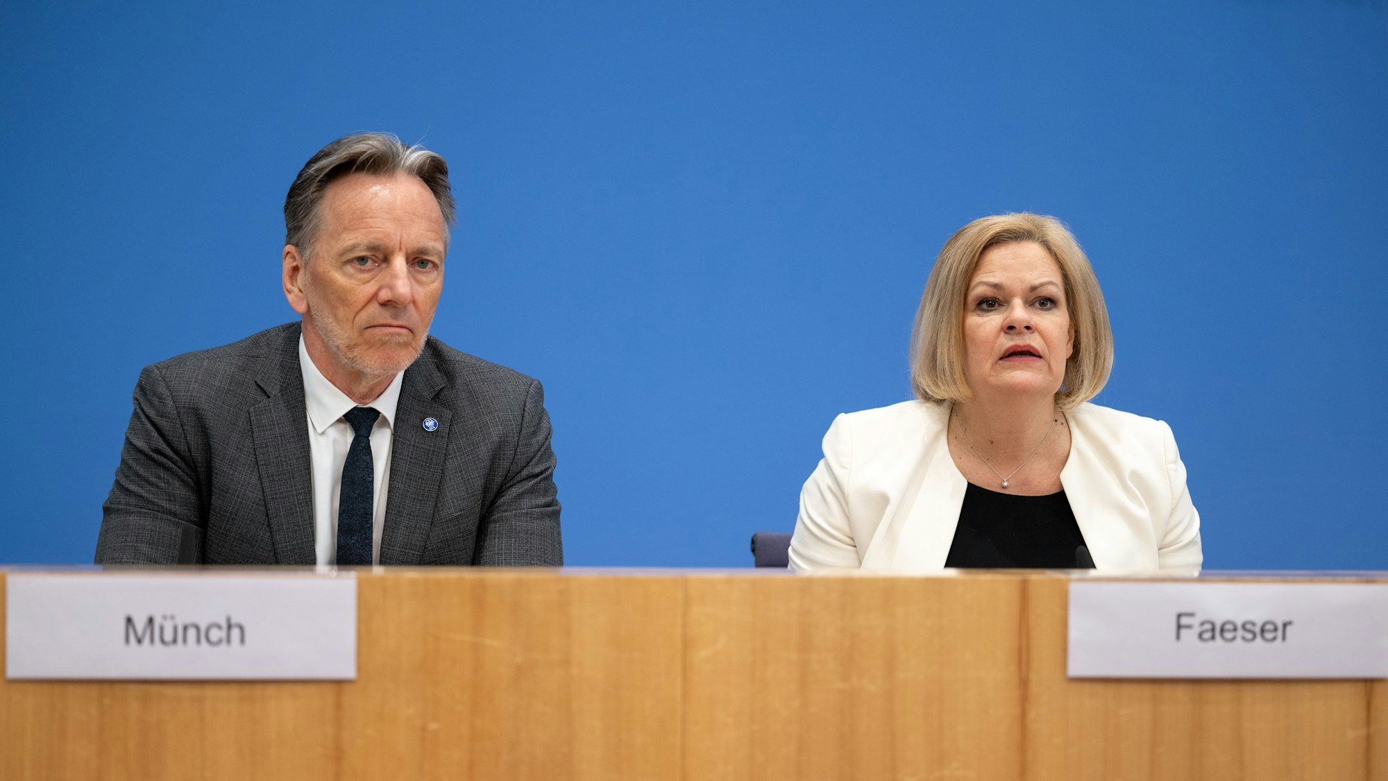 Nancy Faeser (r), geschäftsführende Bundesministerin des Innern und für Heimat, spricht während der Pressekonferenz zur Vorstellung der Polizeilichen Kriminalstatistik 2024. Links neben ihr sitzt Holger Münch, Präsident des Bundeskriminalamtes (BKA).