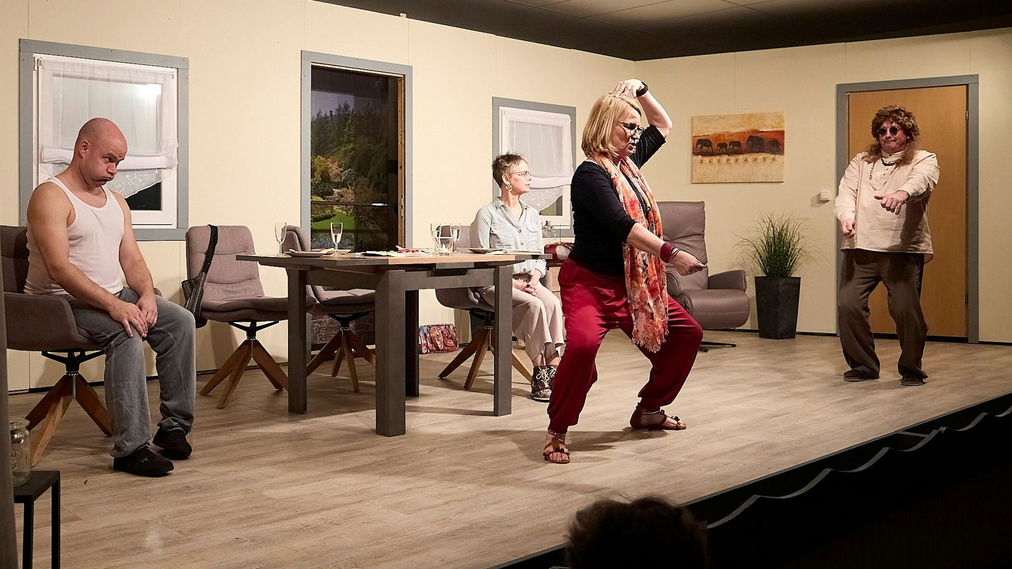 Vier Laiendarsteller bei einer Aufführung der Theterfreunde Wahlen auf der Bürgerhausbühne in Sistig.