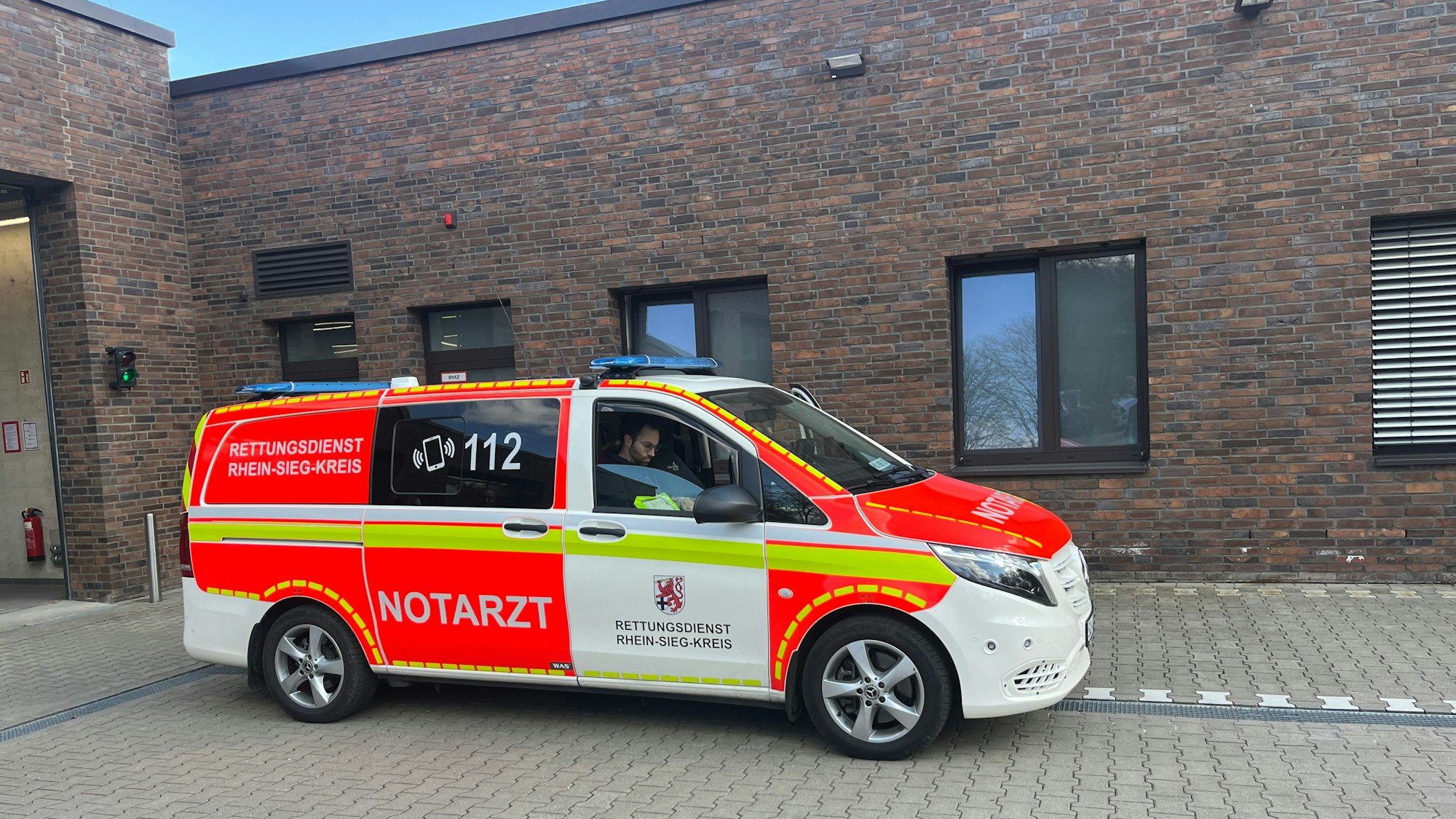 In Much wurde der neue Notarzt-Standort offiziell eingeweiht, gerade ist Dr. Pierrot Kuhn mit seiner Fahrerin Silke Zeidler vom Einsatz zurückgekehrt.