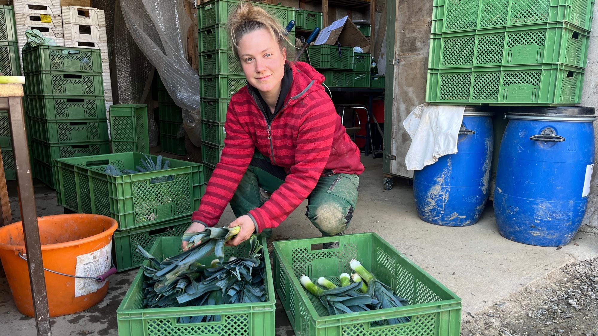 Die Solidarische Landwirtschaft Hanfer Hof existiert seit zehn Jahren, gerade beginnt das neue Erntejahr. Lotte Jobs bereitet die Verteilung vor.