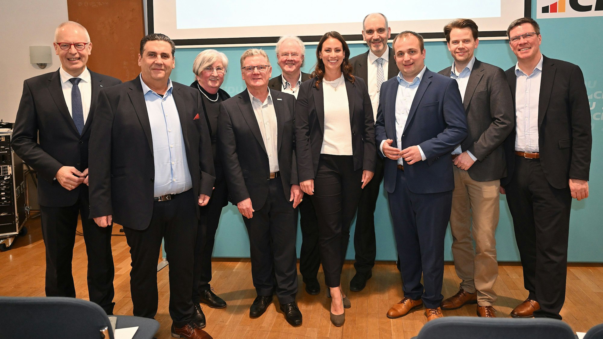 Das Gruppenbild der CDU beim Neujahrsempfang im Bürgerforum Hoffnungsthal demonstrierte Gemeinsamkeit: Doch die CDU ist in Rösrath zerstritten.