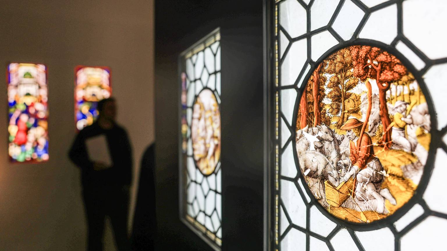 Köln: Die Glasmalerei „Der verlorene Sohn hütet die Schweine“