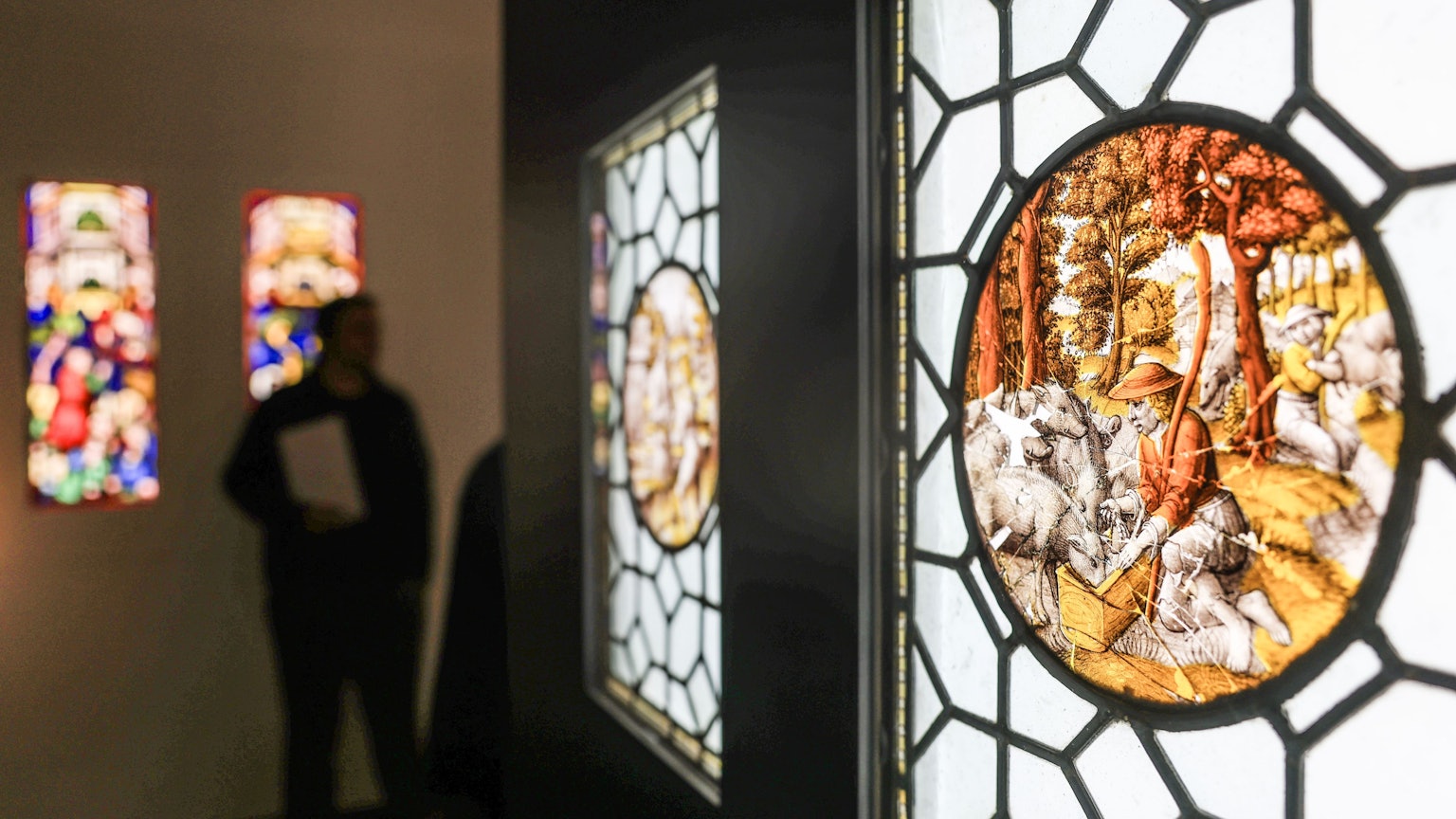 Köln: Die Glasmalerei „Der verlorene Sohn hütet die Schweine“