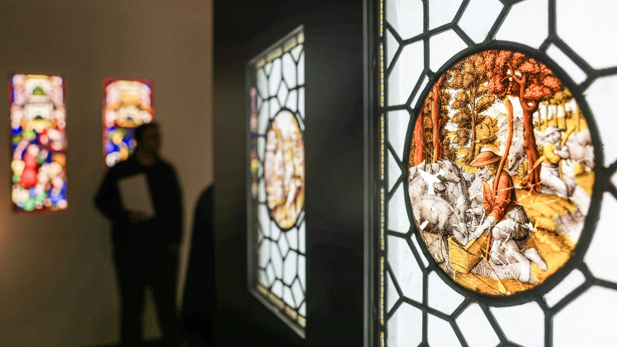 Köln: Die Glasmalerei „Der verlorene Sohn hütet die Schweine“