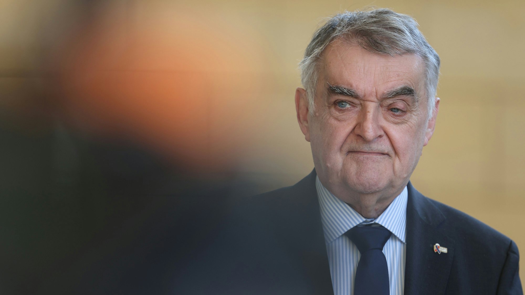Auf dem Foto ist NRW-Innenminister Herbert Reul zu sehen.