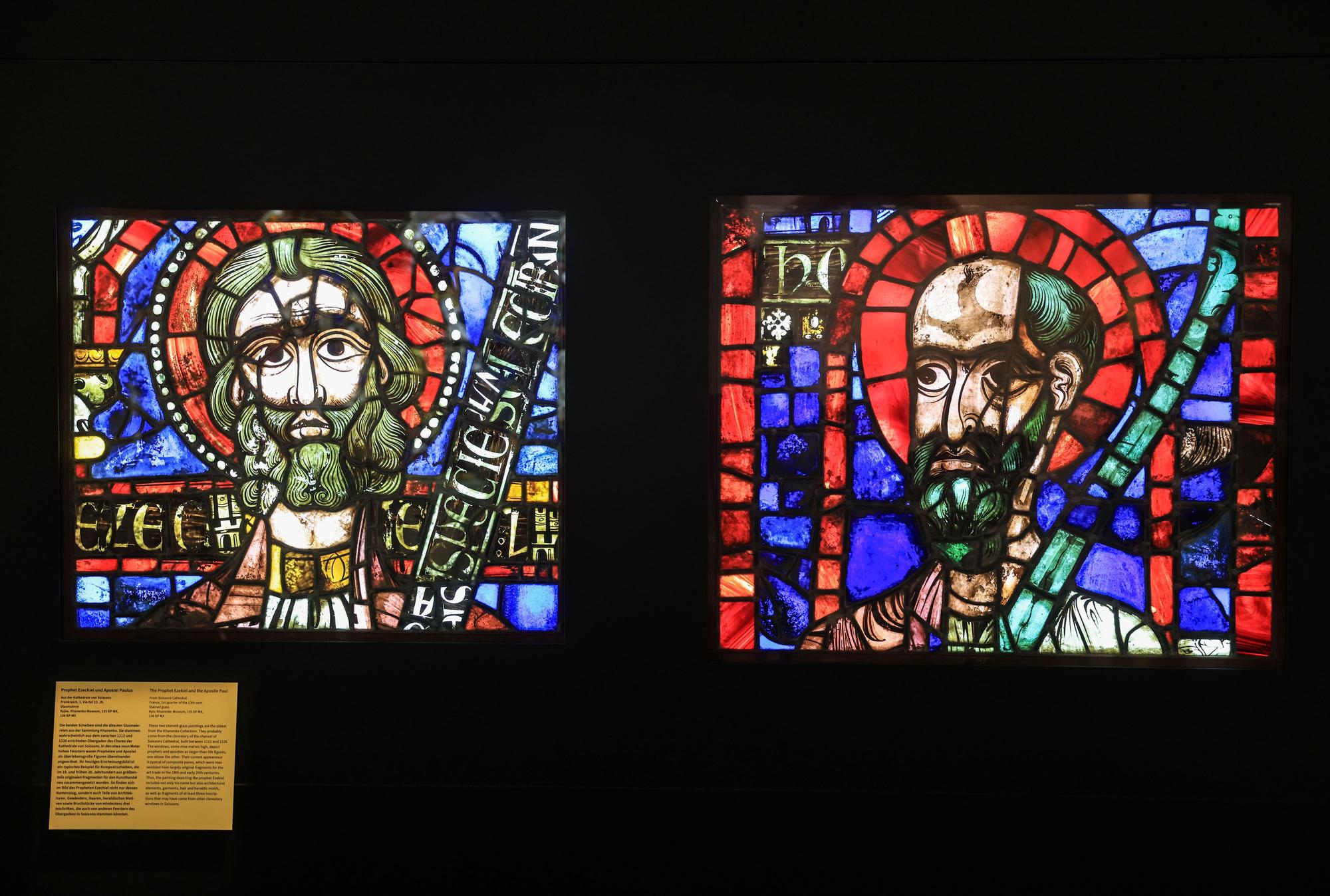 Die Glasmalereien „Apostel Paulus“