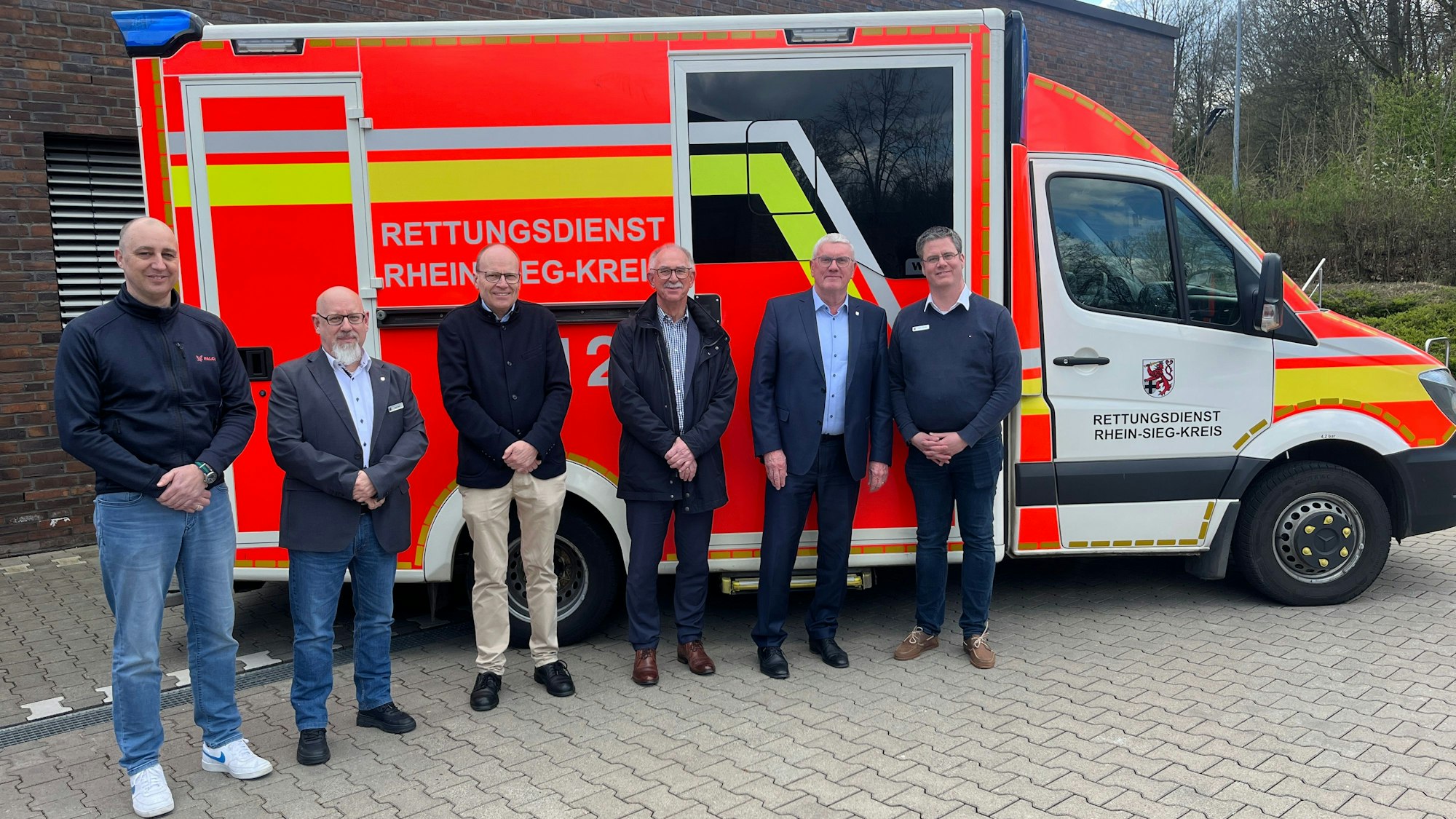 In Much wurde der neue Notarzt-Standort offiziell eingeweiht. V.l.: Stefan Müller (Falck), Amtsleiter Ingo Freier, Leiter für Rettungs- und Notfallmedizin, Uni-Bonn, Dr. Ulrich Heister, Bürgermeister Norbert Büscher, Landrat Sebastian Schuster, Ärztlicher Leiter des Rettungsdienstes Rhein-Sieg-Kreis, Christian Diepenseifen.