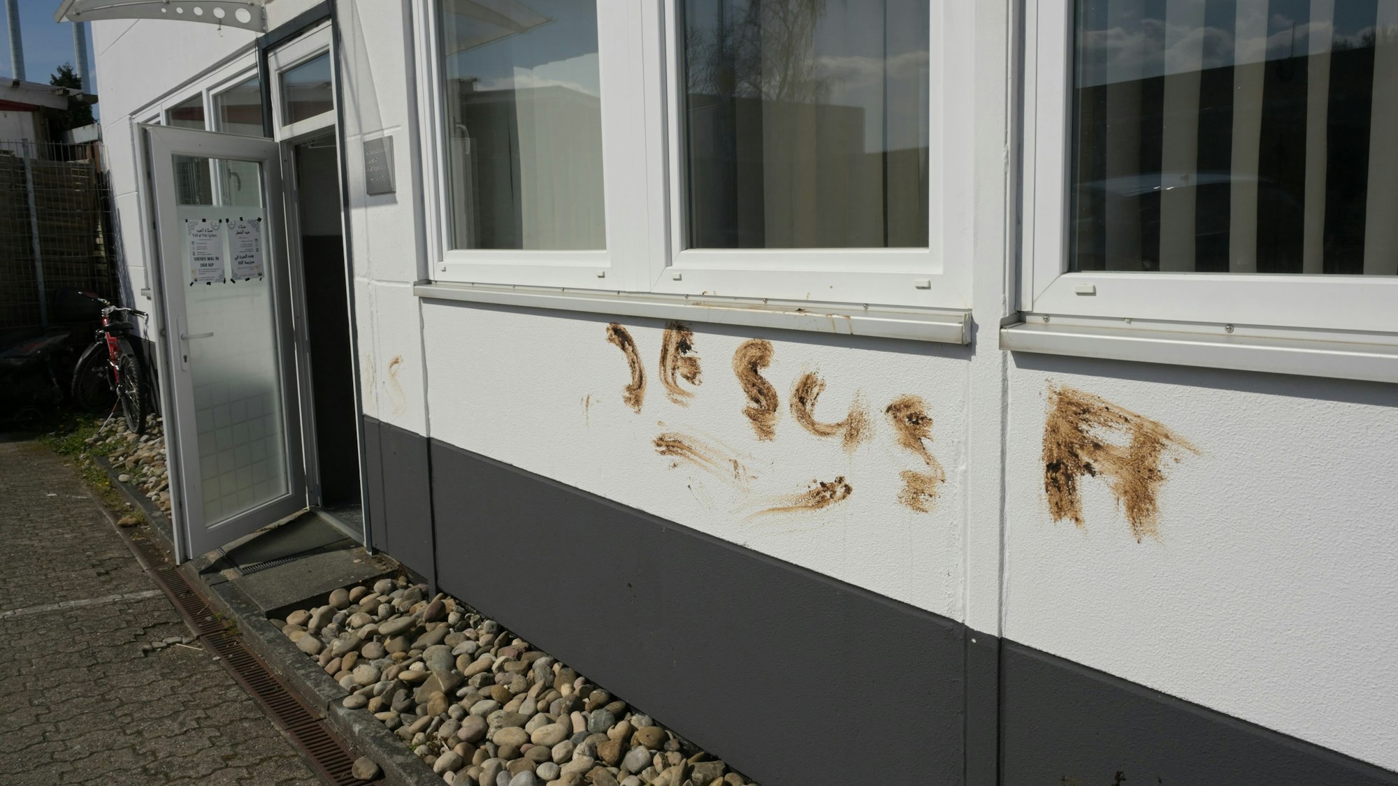 Der Schriftzug „Jesus“ auf der Außenwand der Moschee im Gladbacher Stadtteil Heidkamp.