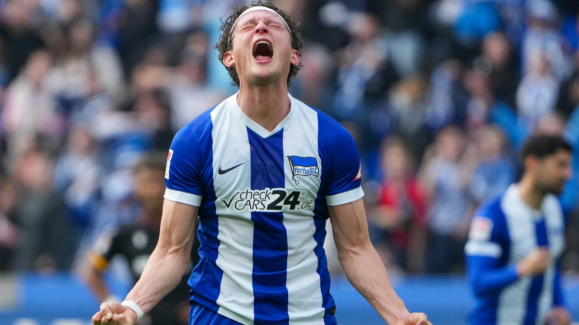 Fußball: 2. Bundesliga, Hertha BSC - Karlsruher SC, 27. Spieltag, Olympiastadion, Herthas Fabian Reese bejubelt zum Spielende den 3:1-Treffer.