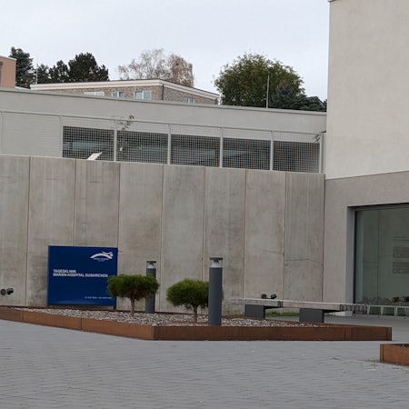 Das Bild zeigt den Eingang der Tagesklinik.