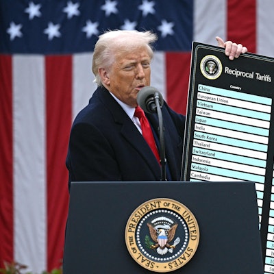 US-Präsident Donald Trump hält eine Rede über Zölle und präsentiert in diesem Zusammenhang eine Karte mit den neuen Zöllen.