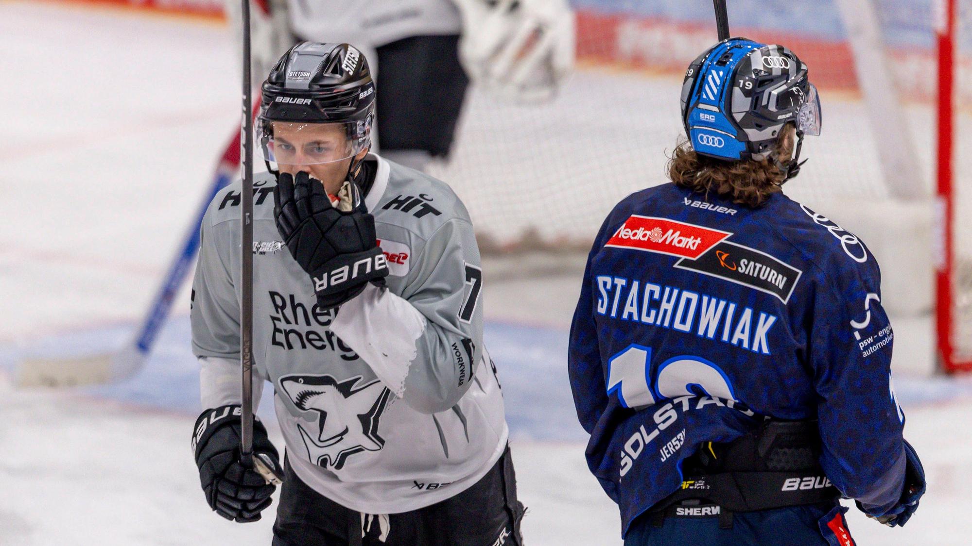 Das darf nicht wahr sein: Haie-Verteidiger Jan -Luca Sennhenn (links) zeigt sein Entsetzen über das 0:7 von Ingolstadt.