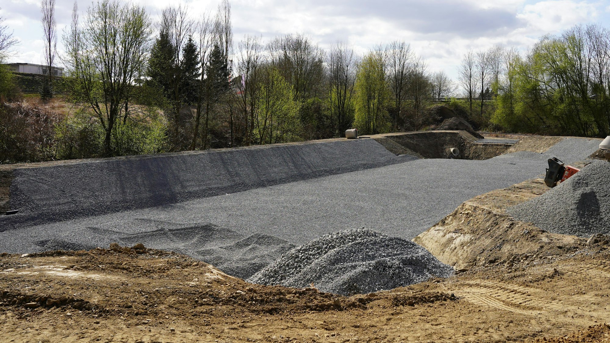 Die Stadt Waldbröl hat an der Breslauer Straße in der Ortschaft Hermesdorf mit dem Bau eines Retentionsbodenfilterbeckens begonnen.