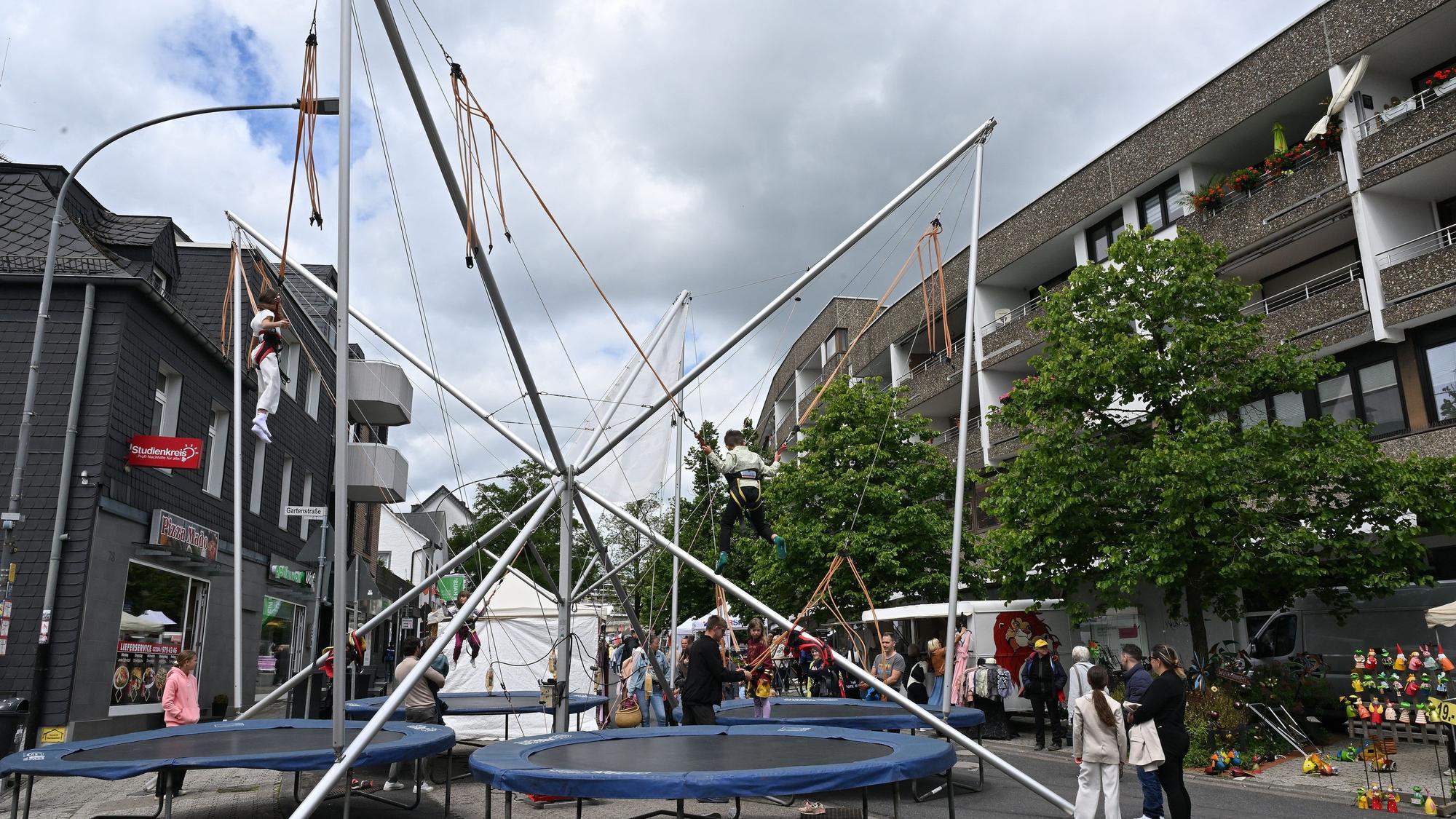 Das Foto zeigt Trampolinspringen beim Schlosstadtfest