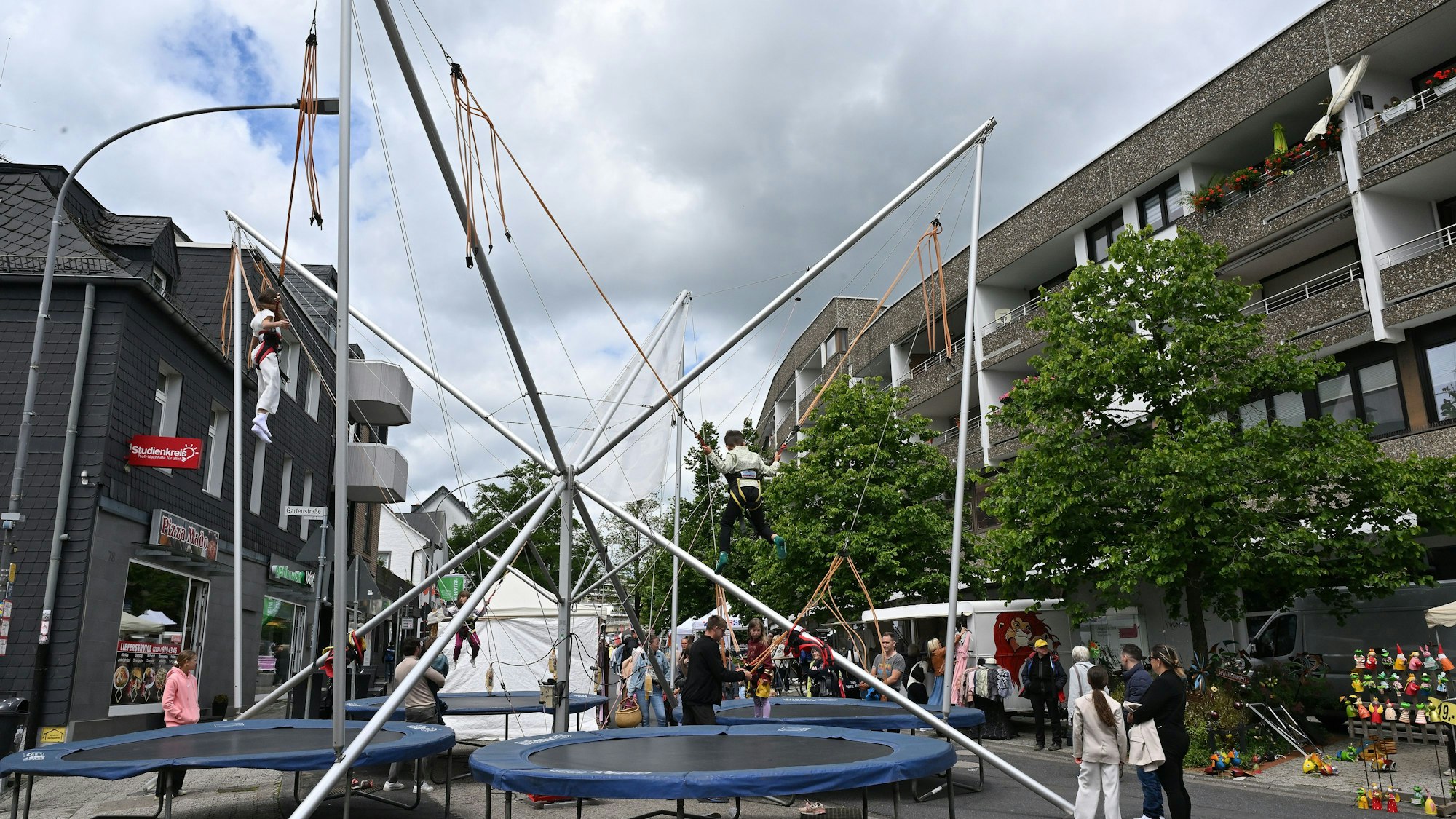 Das Foto zeigt Trampolinspringen beim Schlosstadtfest