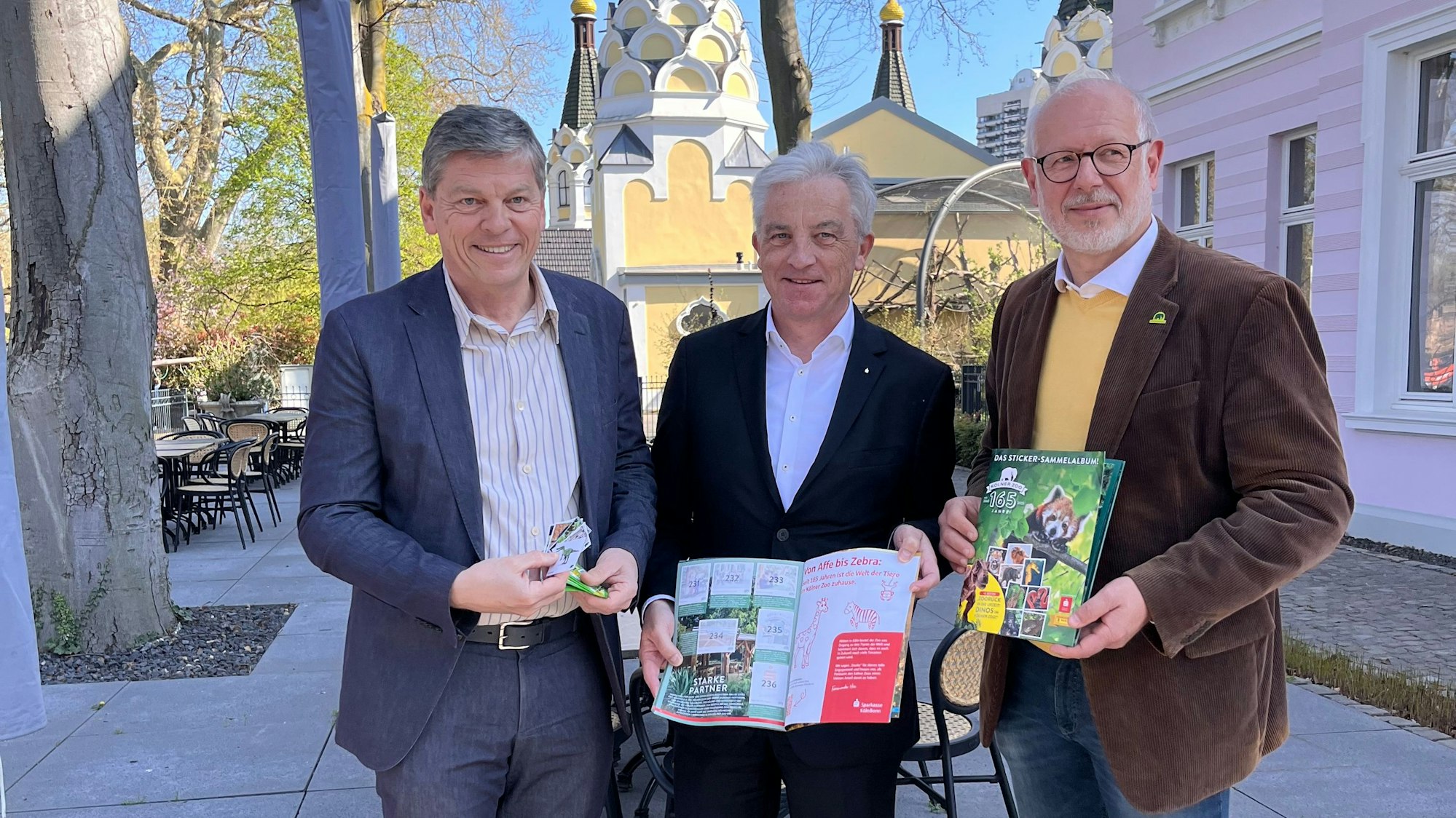 Freuen sich über das Sammelalbum: Christopher Landsberg (v.l.), Rainer Virnich und Prof. Theo B. Pagel