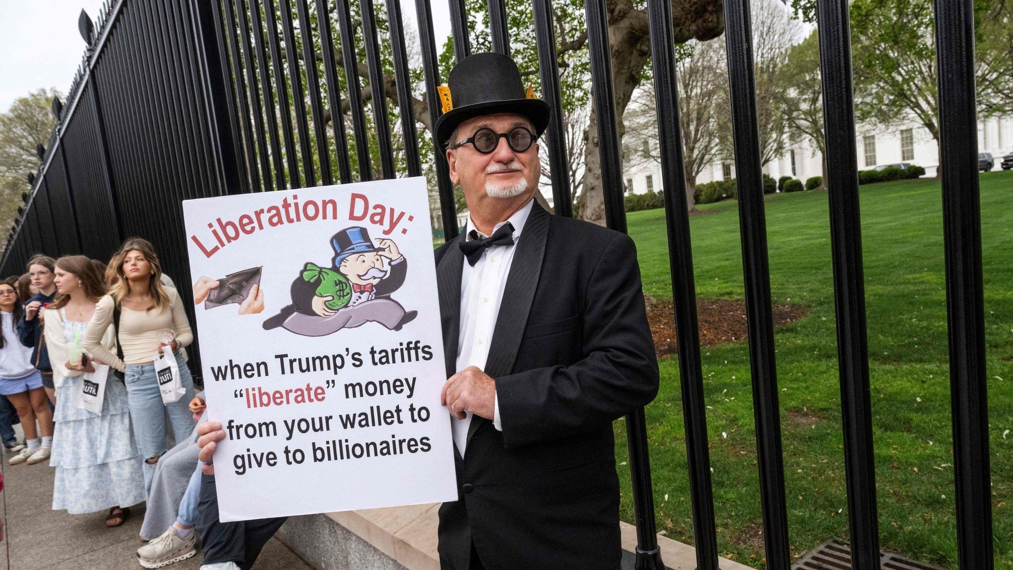 Ein 71-jähriger Einwohner Washingtons hält am 2. April 2025 vor dem Weißen Haus in Washington ein Schild, das die von US-Präsident Donald Trump verhängten Wirtschaftszölle kritisiert.