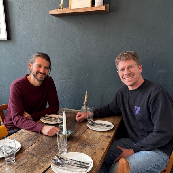 Die Freund Helge Holzenburg (l.) und Florens Holsten (r.) haben sich viel zu erzählen, so ist auch der Name ihres Lokals entstanden.