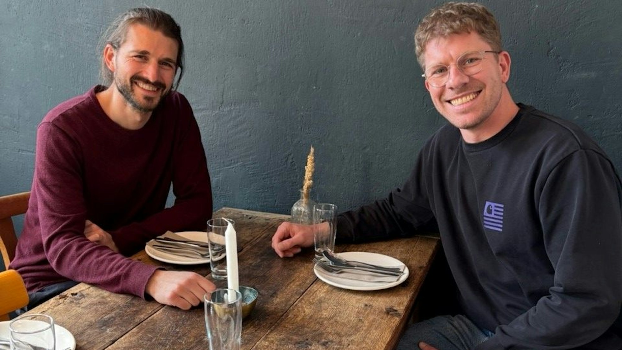Die Freund Helge Holzenburg (l.) und Florens Holsten (r.) haben sich viel zu erzählen, so ist auch der Name ihres Lokals entstanden.