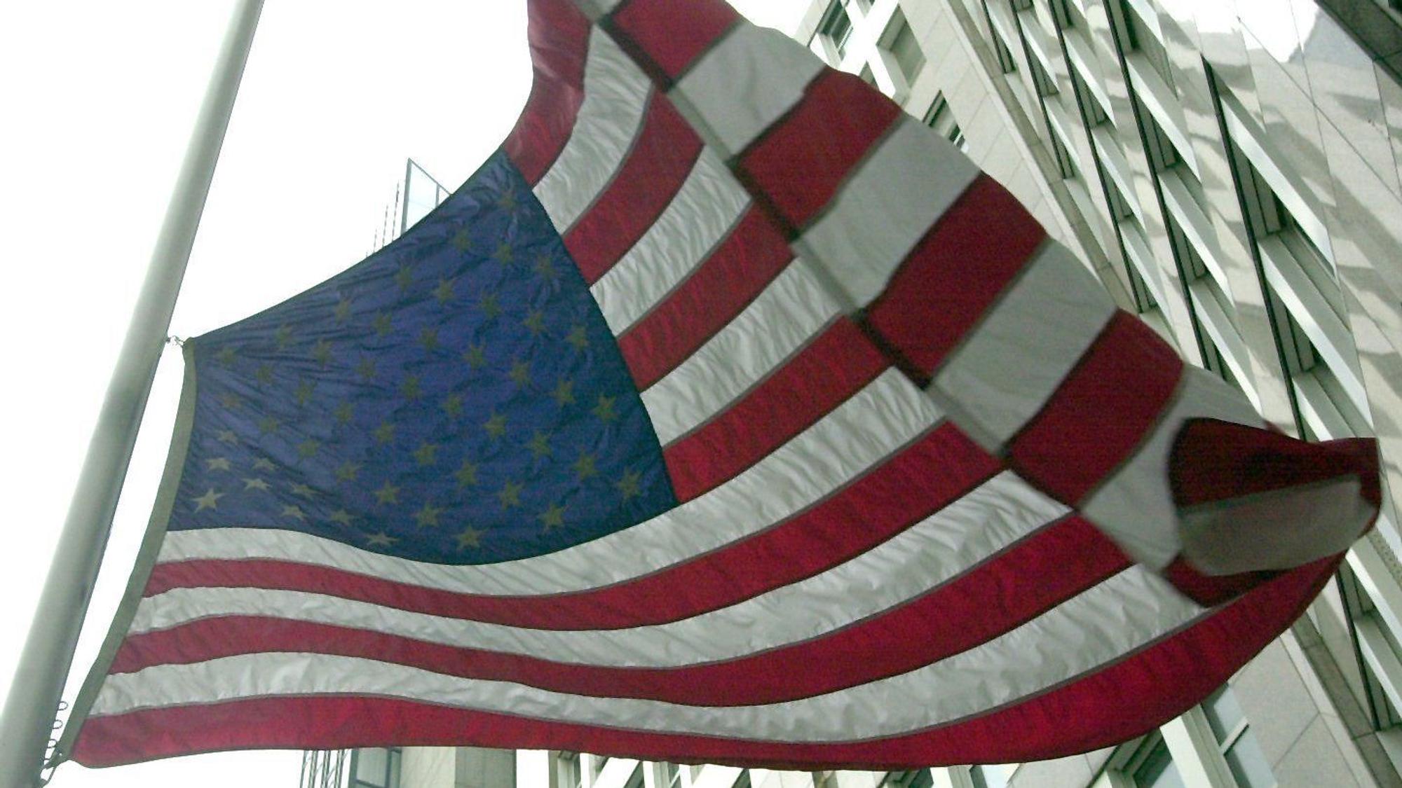 Eine Flagge weht am amerikanischen Generalkonsulat in Düsseldorf