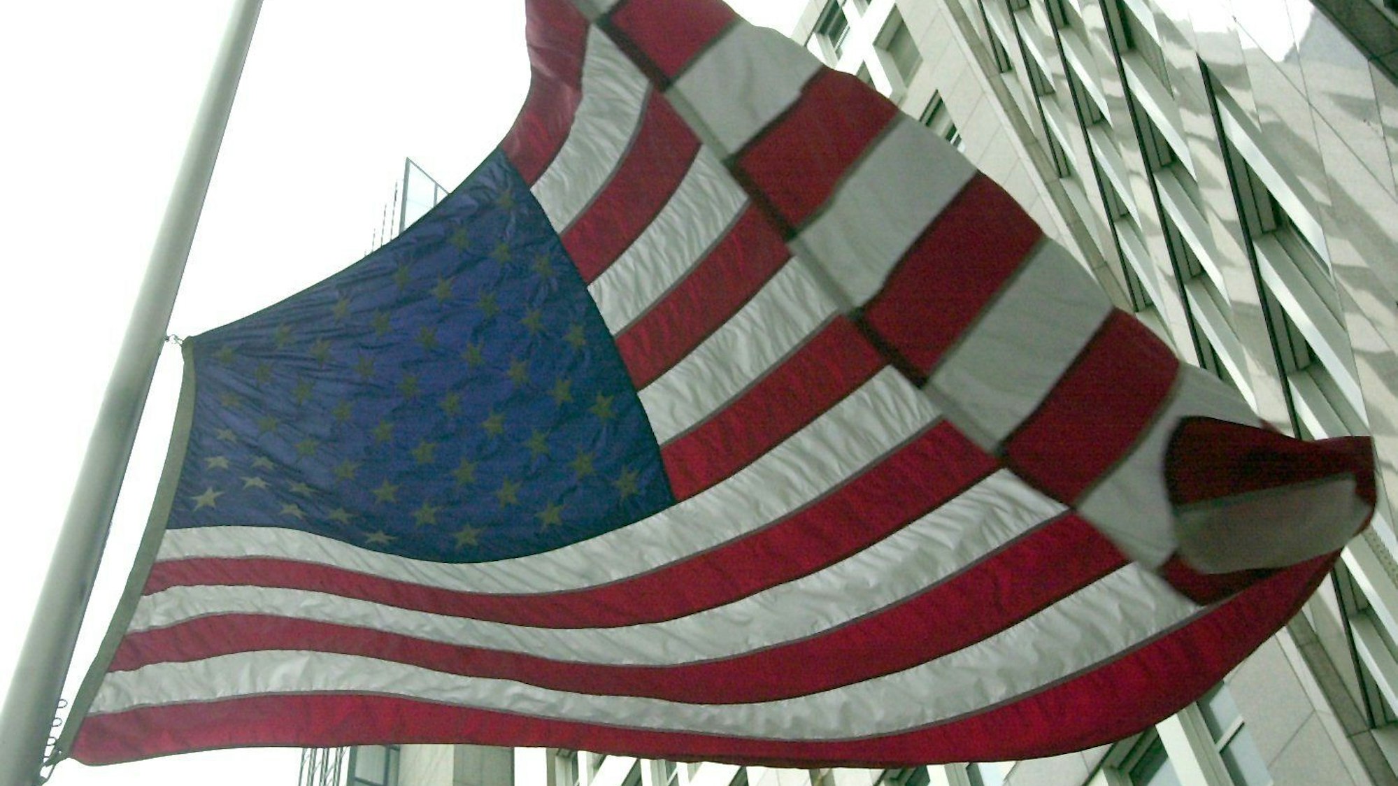 Eine Flagge weht am amerikanischen Generalkonsulat in Düsseldorf