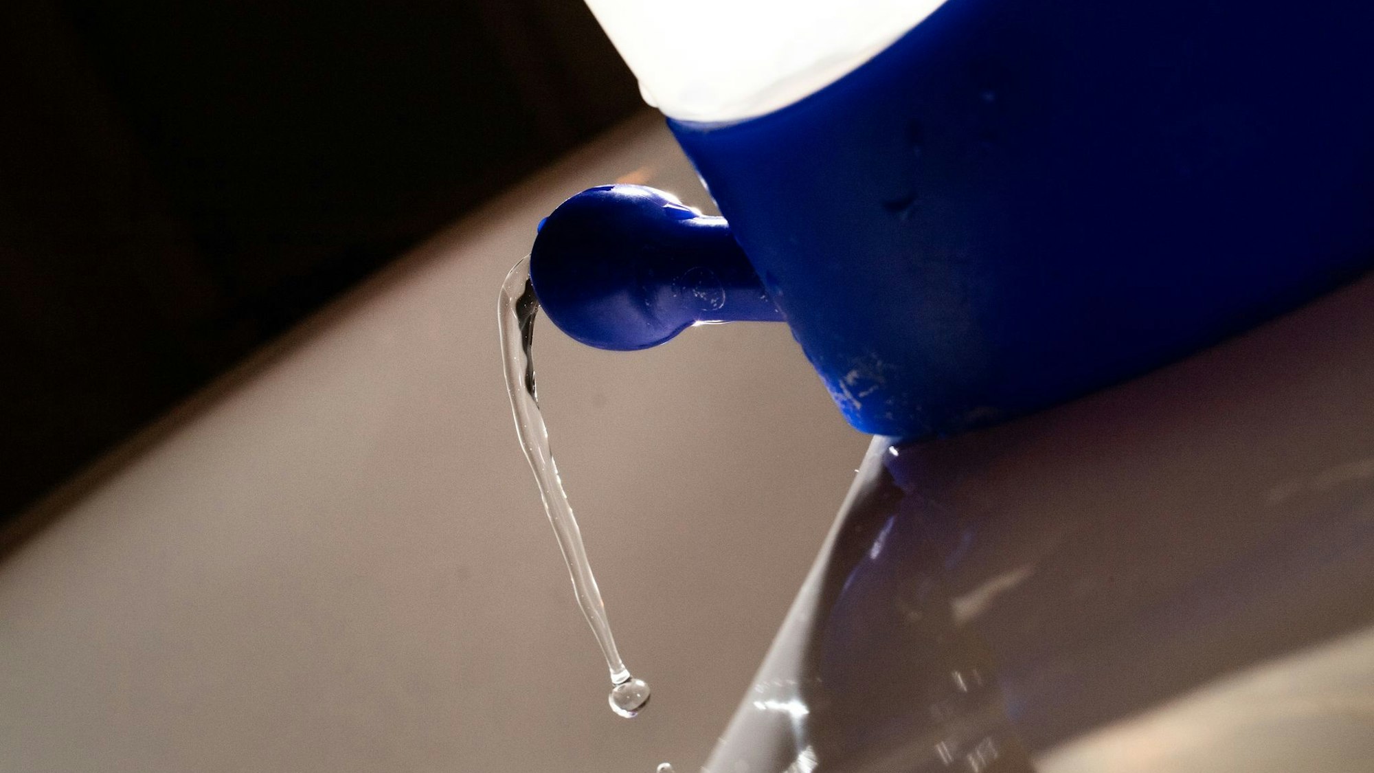 Gewöhnungsbedürftig, aber hilfreich: Nasenduschen können Pollen, die in den feinen Härchen unserer Nase hängen bleiben, herausspülen.