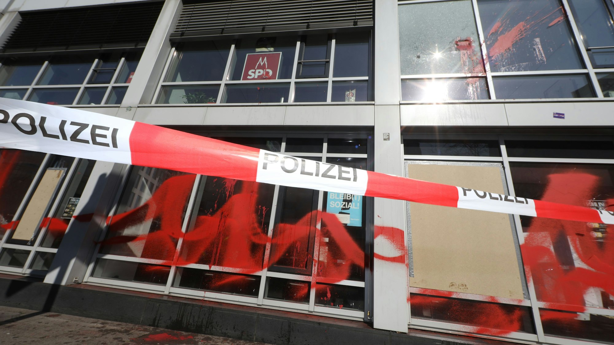 03.04.2025, Köln: Die SPD Parteizentrale an der Magnusstraße Ziel von einem Anschlag. Foto: Arton Krasniqi