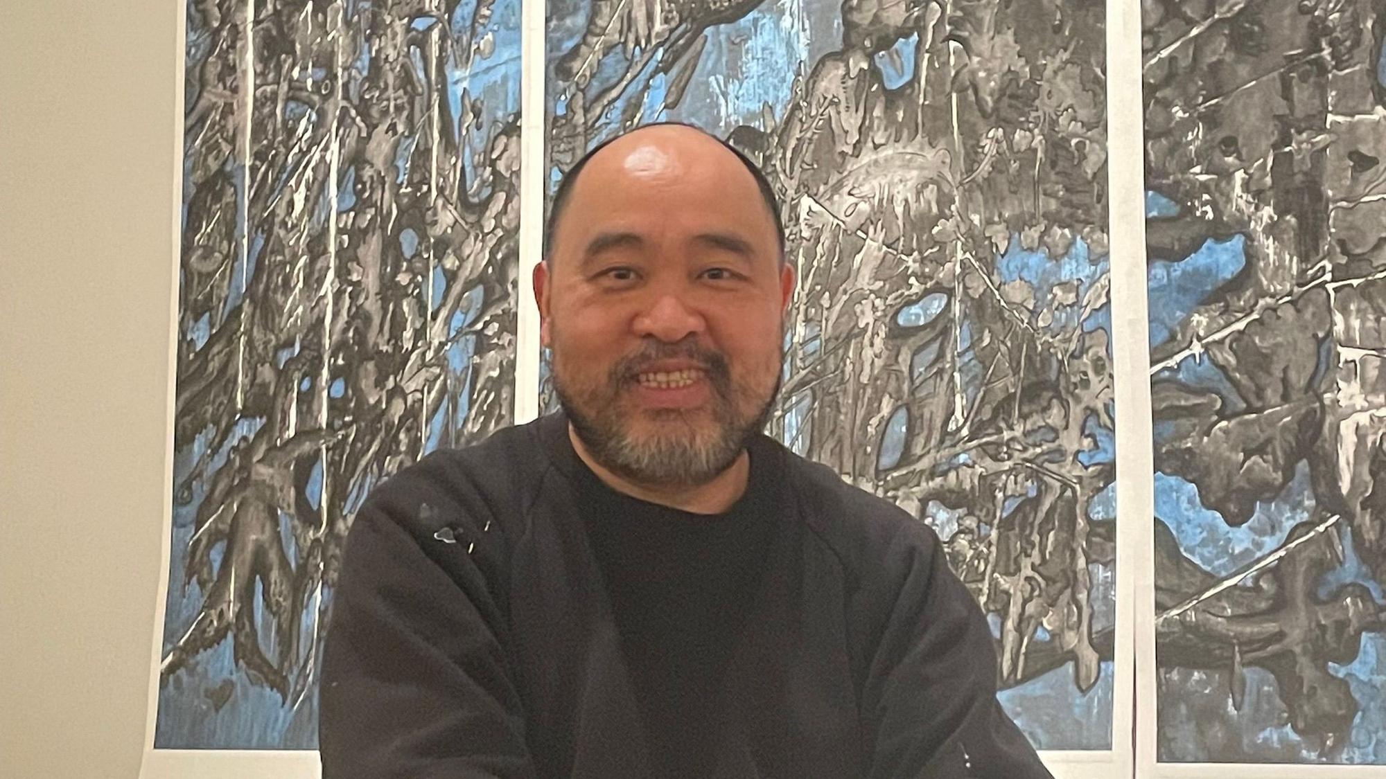 Jianfeng Pan vor seiner Arbeit "Ragnarök"