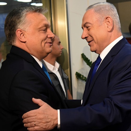 Benjamin Netanjahu (r.), Ministerpräsident von Israel, und Viktor Orban, Ministerpräsident von Ungarn (l.)