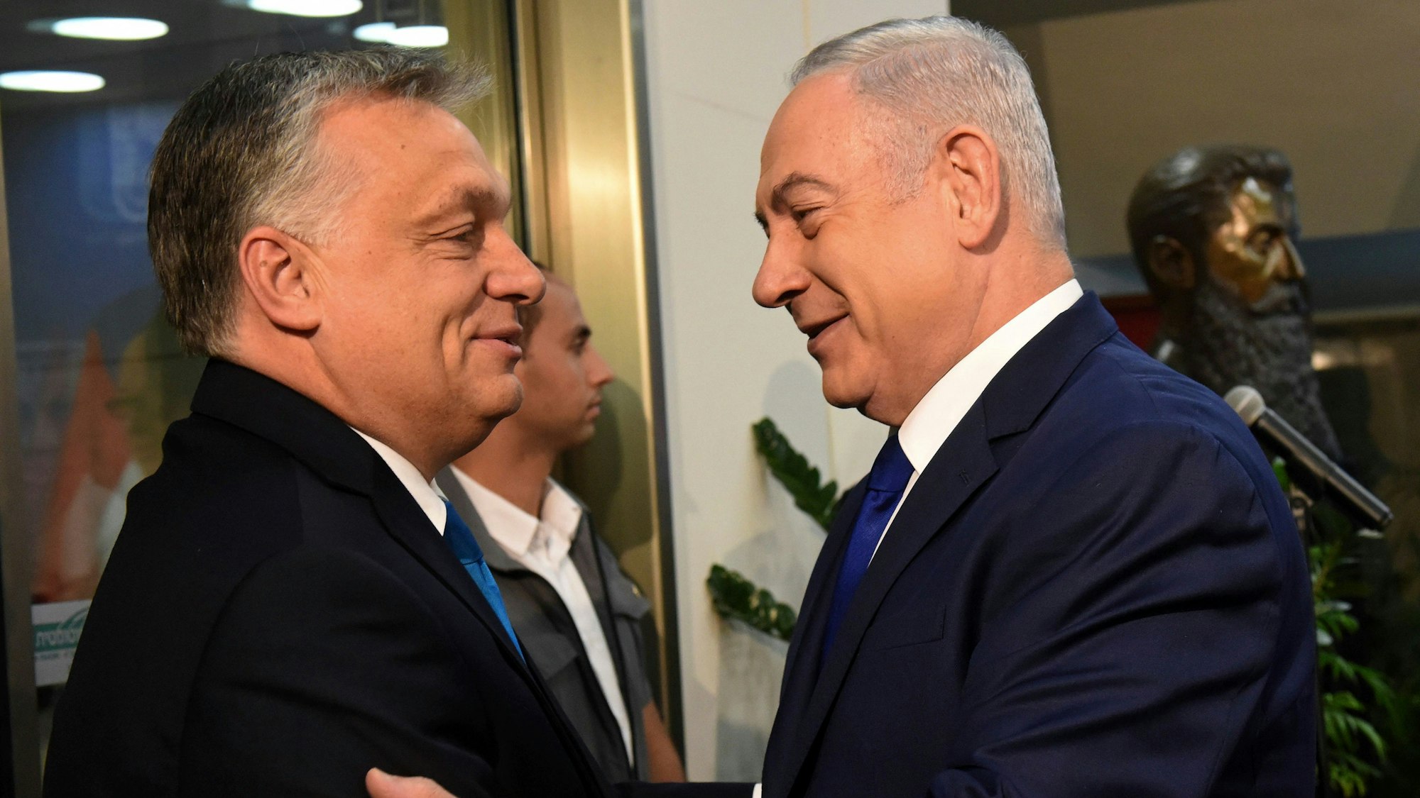 Benjamin Netanjahu (r.), Ministerpräsident von Israel, und Viktor Orban, Ministerpräsident von Ungarn (l.)