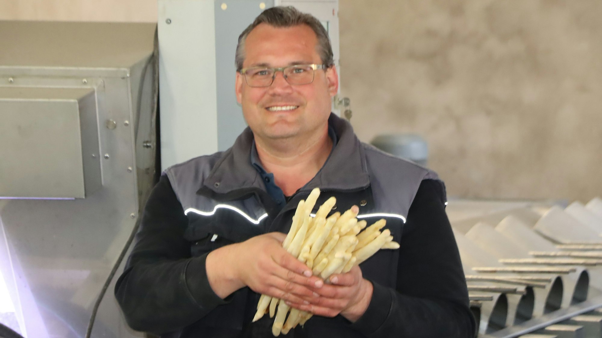 Landwirt Johannes Saß mit einem Bund frischem Spargel.
