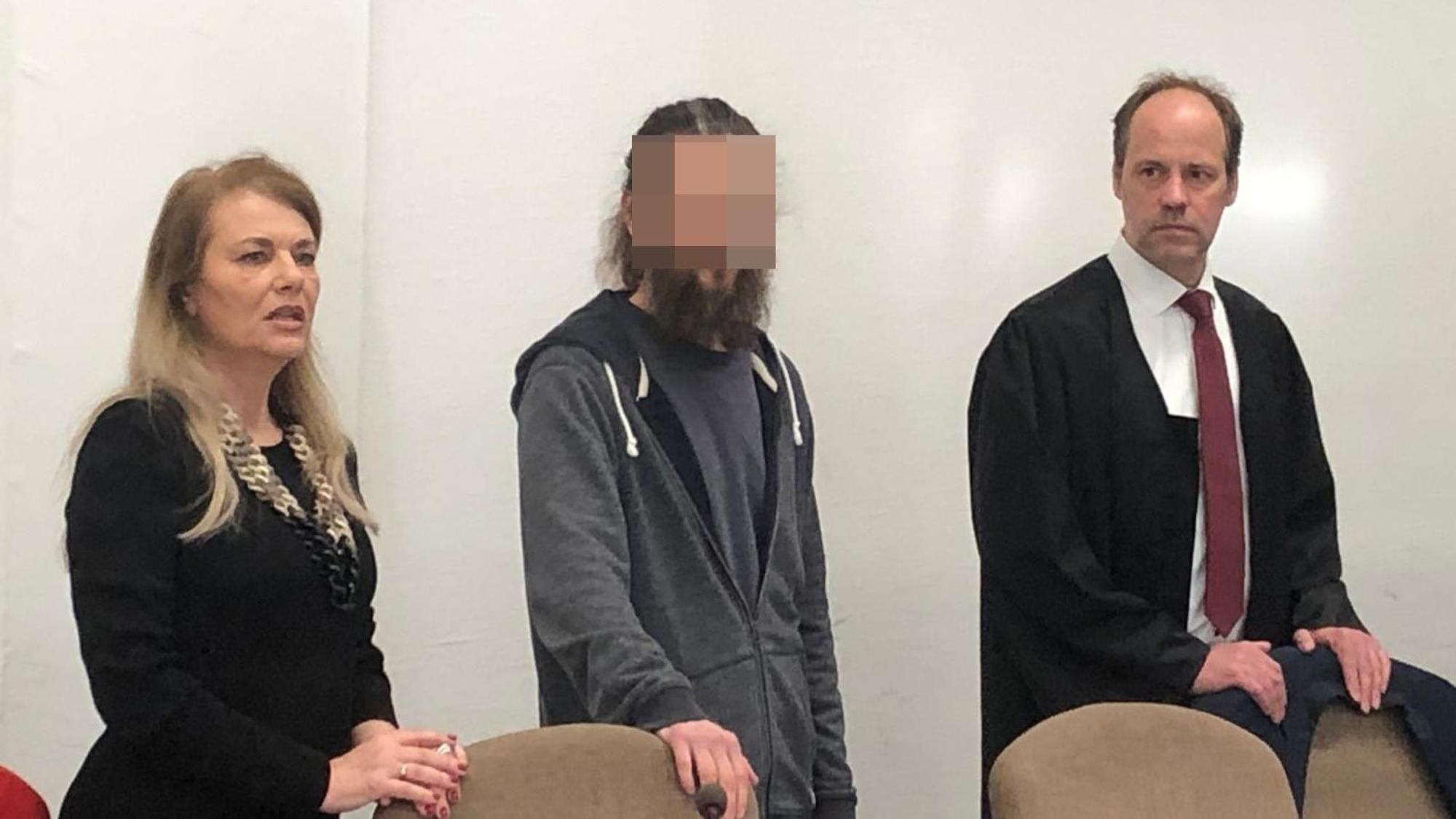Der 44-jährige Angeklagte beim Prozessauftakt mit einer Dolmetscherin und seinem Verteidiger Markus Heinrichs.