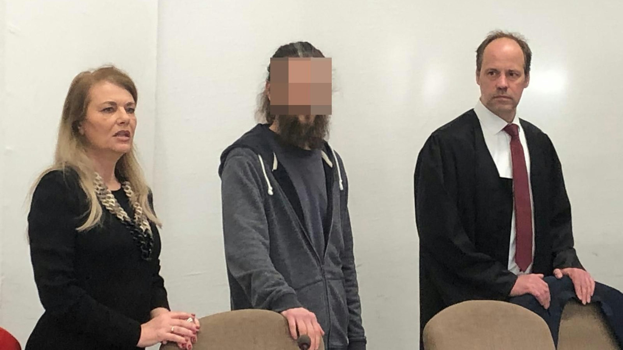 Der 44-Jährige beim Prozessauftakt mit einer Dolmetscherin und seinem Verteidiger.