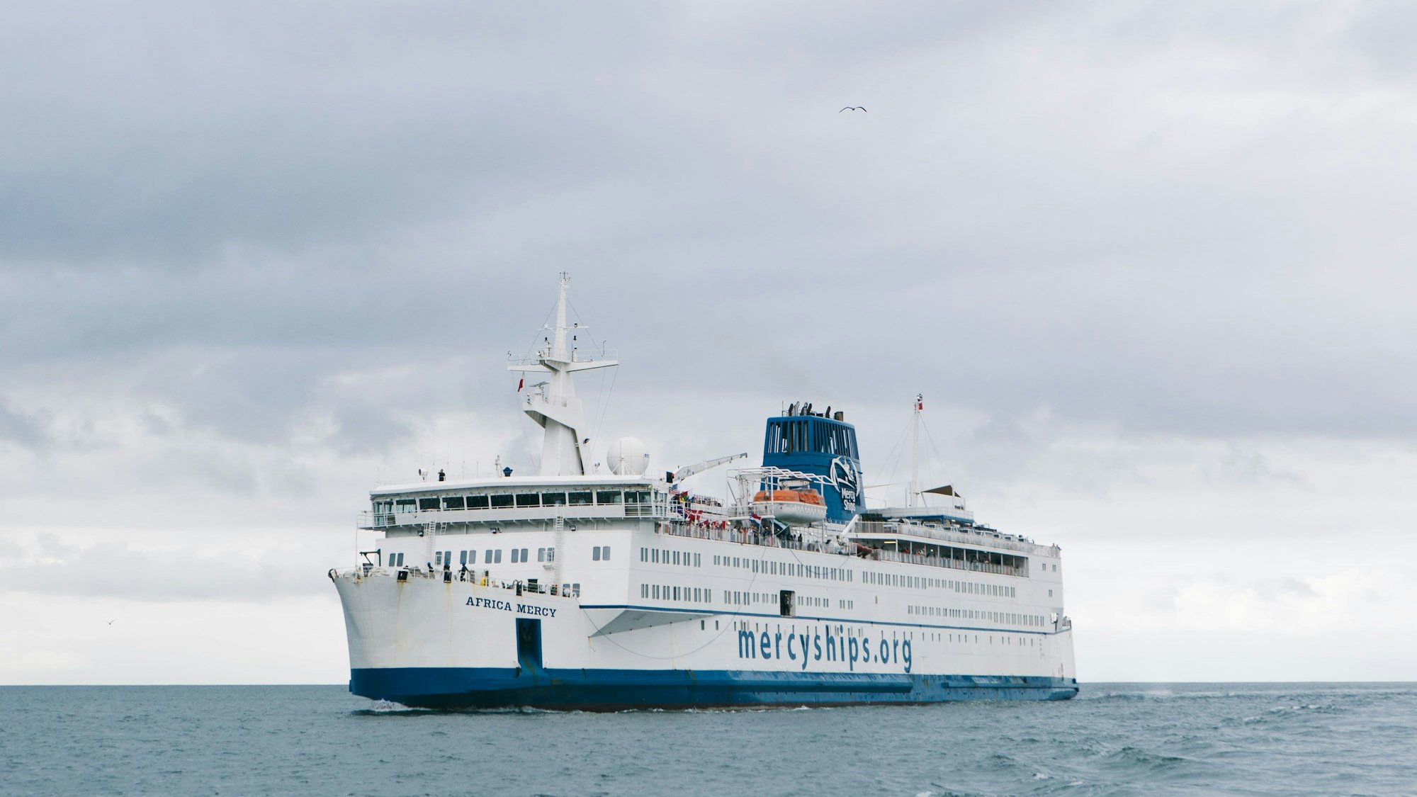 Die „Africa Mercy“ fährt über die Meere, um an den Küsten Afrikas Menschen medizinisch zu versorgen.