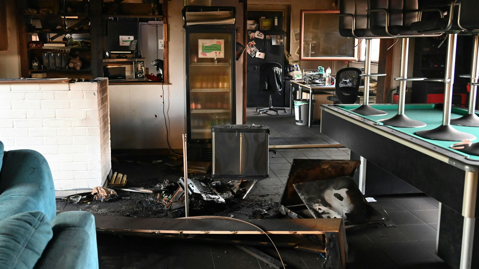 Auf dem Foto ist das Jugendzentrum nach dem Brand von innen zu sehen.