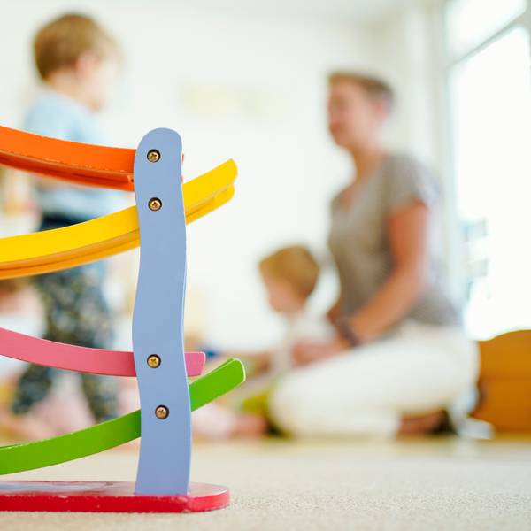 Eine Erzieherin spielt mit Kindern. (Symbolfoto)
