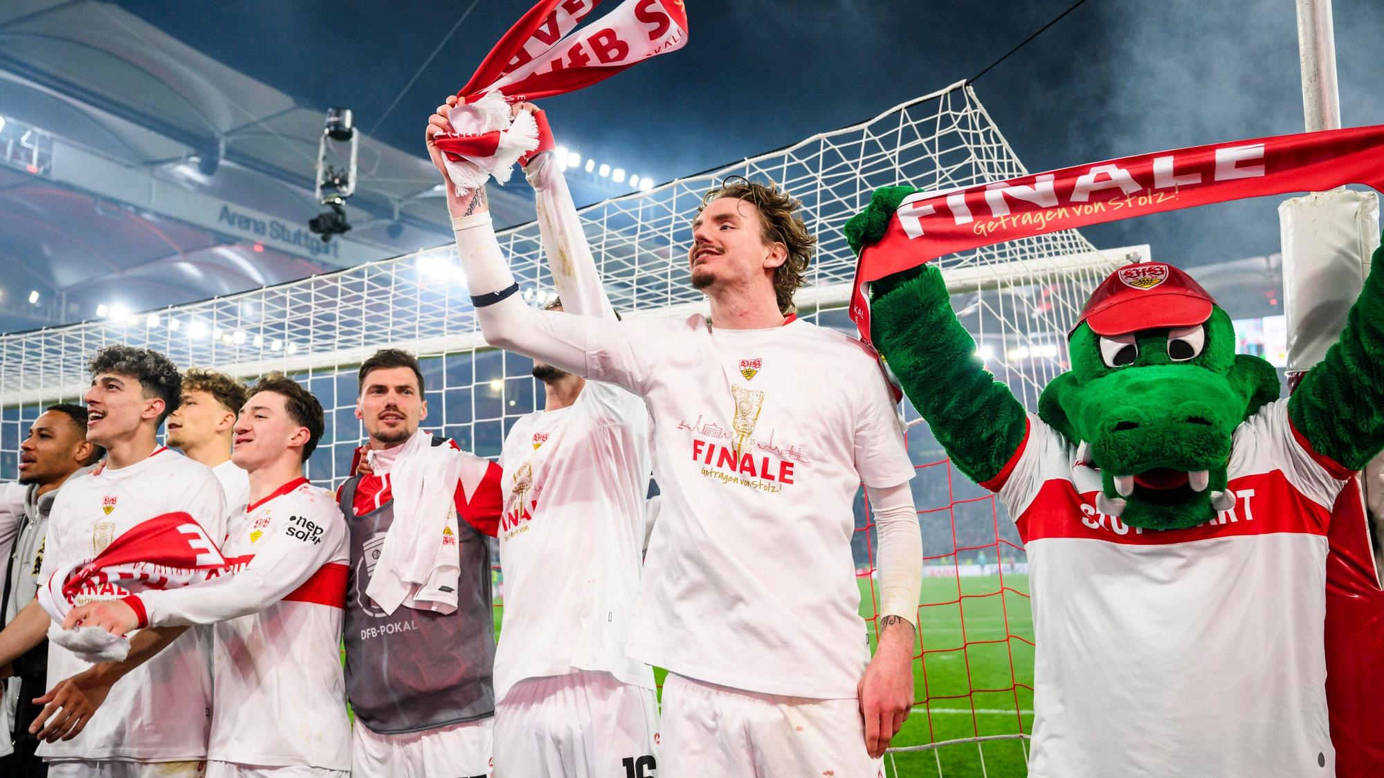 02.04.2025, Baden-Württemberg, Stuttgart: Fußball: DFB-Pokal, VfB Stuttgart - RB Leipzig, Halbfinale, MHPArena. Stuttgarts Nick Woltemade jubelt nach dem Spiel mit den Fans über den Finaleinzug. Foto: Tom Weller/dpa - WICHTIGER HINWEIS: Gemäß den Vorgaben der DFL Deutsche Fußball Liga bzw. des DFB Deutscher Fußball-Bund ist es untersagt, in dem Stadion und/oder vom Spiel angefertigte Fotoaufnahmen in Form von Sequenzbildern und/oder videoähnlichen Fotostrecken zu verwerten bzw. verwerten zu lassen. +++ dpa-Bildfunk +++