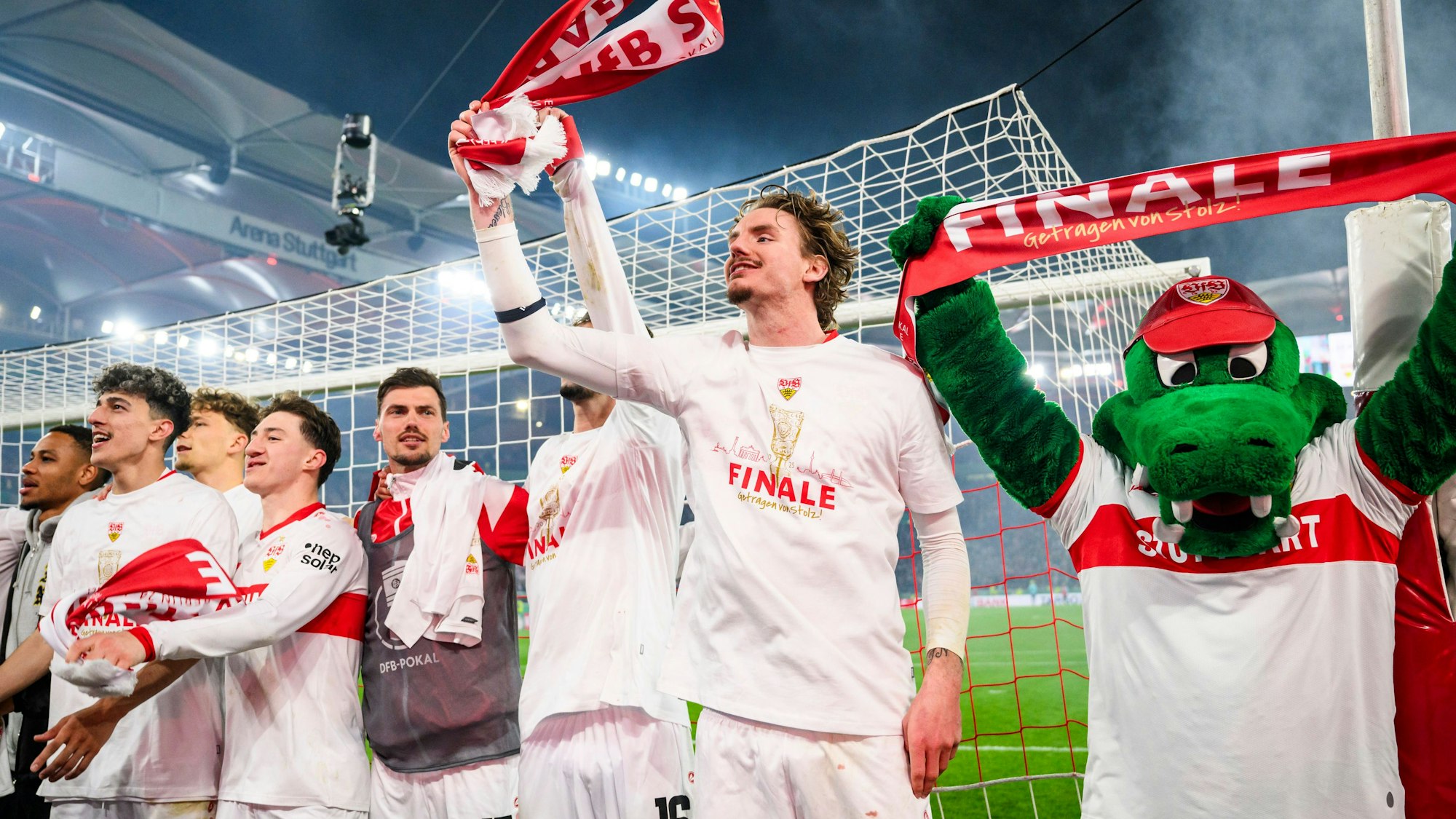 02.04.2025, Baden-Württemberg, Stuttgart: Fußball: DFB-Pokal, VfB Stuttgart - RB Leipzig, Halbfinale, MHPArena. Stuttgarts Nick Woltemade jubelt nach dem Spiel mit den Fans über den Finaleinzug. Foto: Tom Weller/dpa - WICHTIGER HINWEIS: Gemäß den Vorgaben der DFL Deutsche Fußball Liga bzw. des DFB Deutscher Fußball-Bund ist es untersagt, in dem Stadion und/oder vom Spiel angefertigte Fotoaufnahmen in Form von Sequenzbildern und/oder videoähnlichen Fotostrecken zu verwerten bzw. verwerten zu lassen. +++ dpa-Bildfunk +++