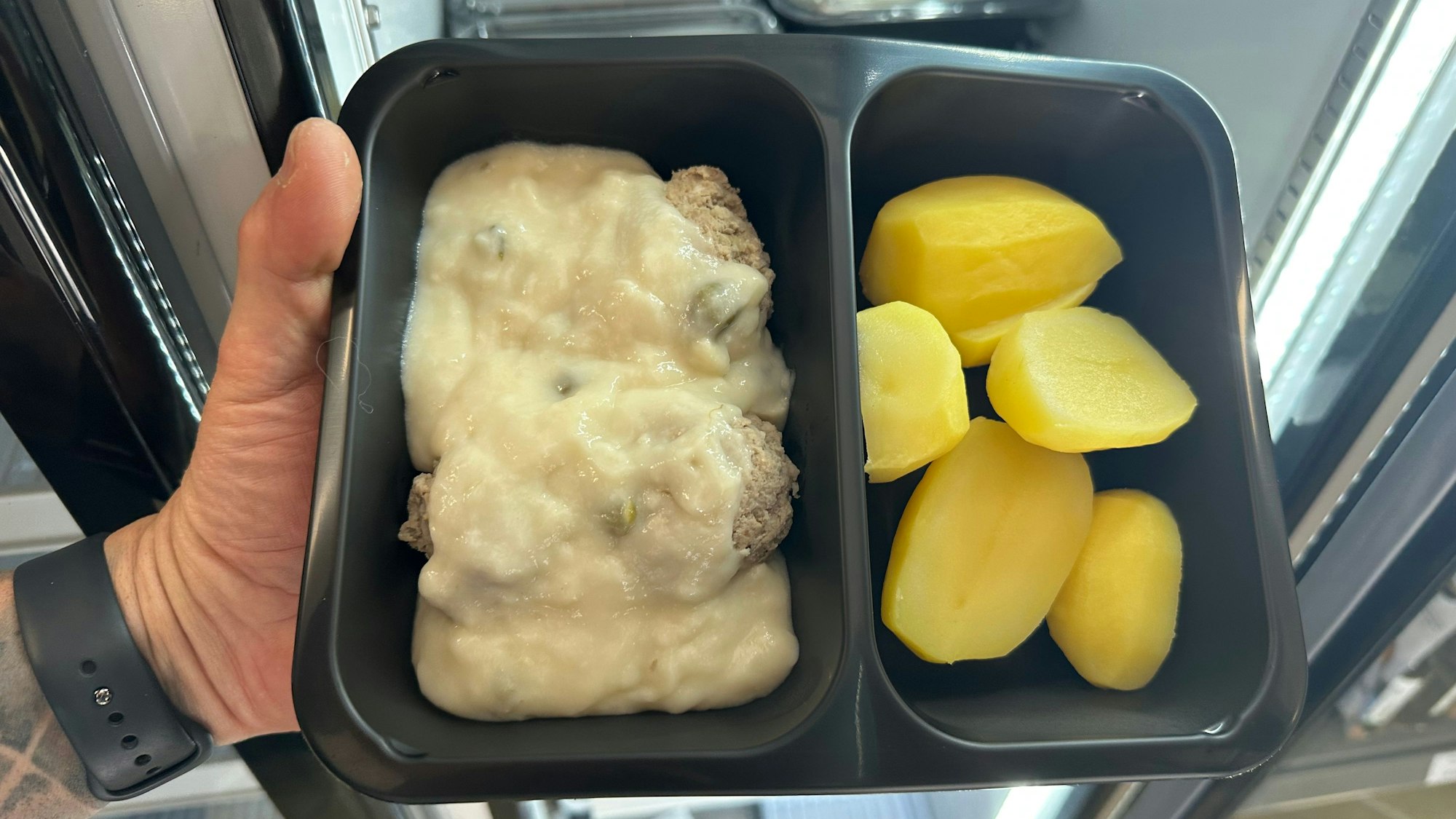 Nur noch warm machen muss man die Königsberger Klopse mit Kartoffeln zum Preis von 6,60 Euro.