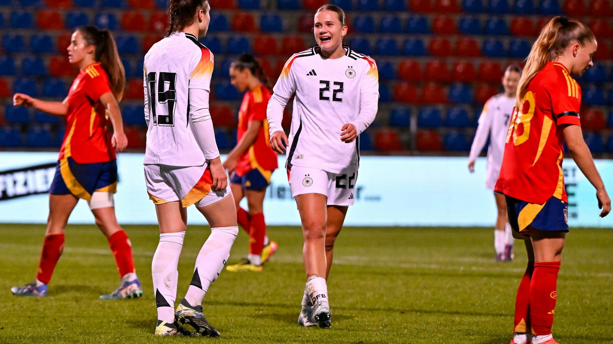 Fußballerin Julia Mickenhagen steht bei einem Fußballspiel in einem Stadion im Trikot der deutschen Nationalmannschaft auf dem Platz.