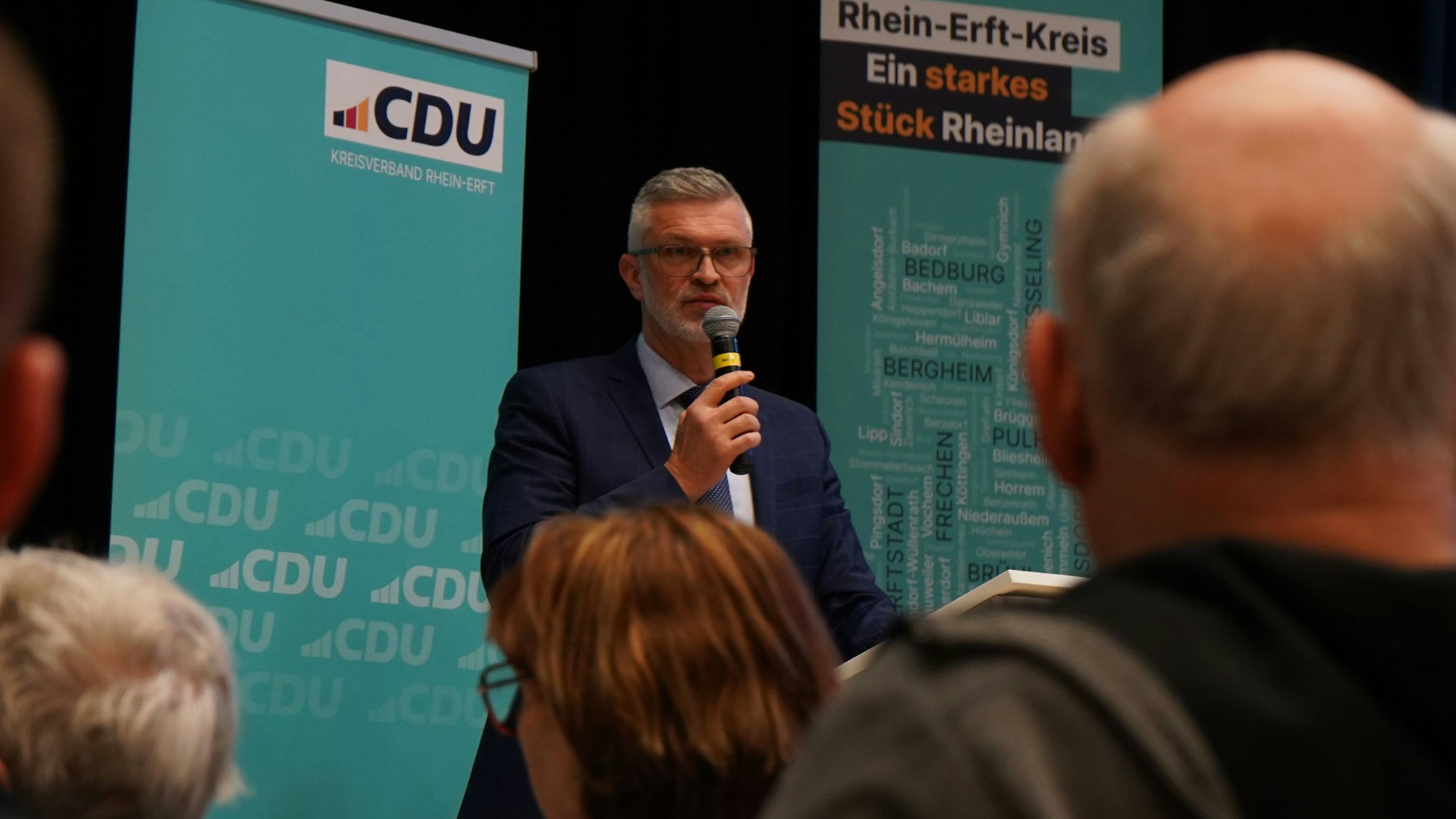 Das bild zeigt Harald Stingl, der von seiner Partei zum Bürgermeisterkandidaten gewählt wurde.